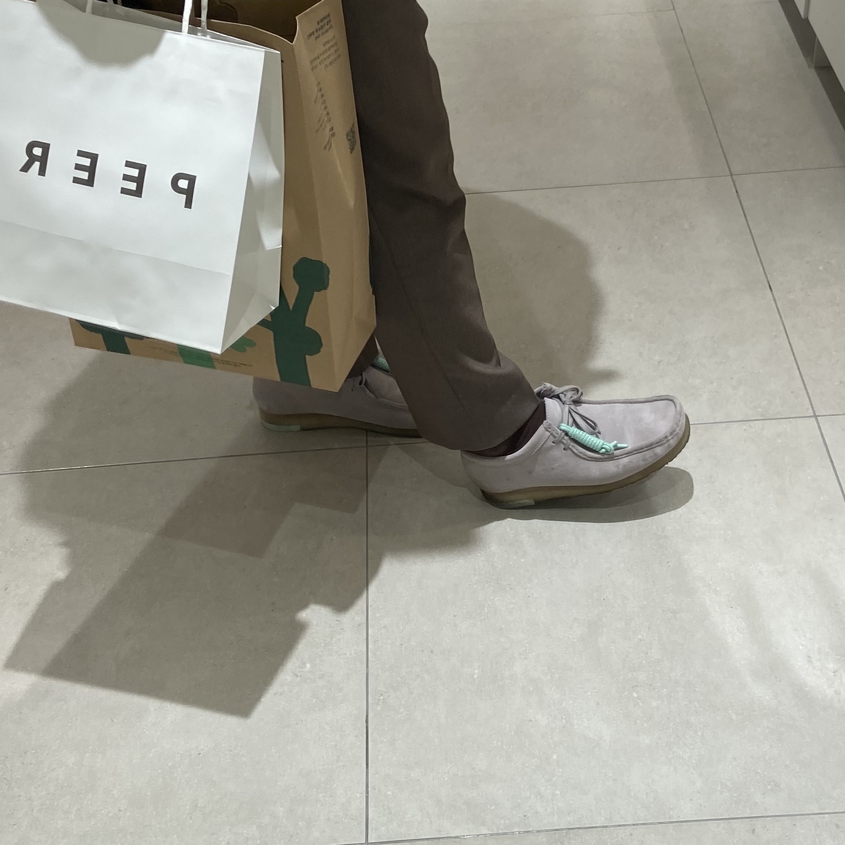 Clarks Wallabee Maple Suede 착용 스타일 - 4