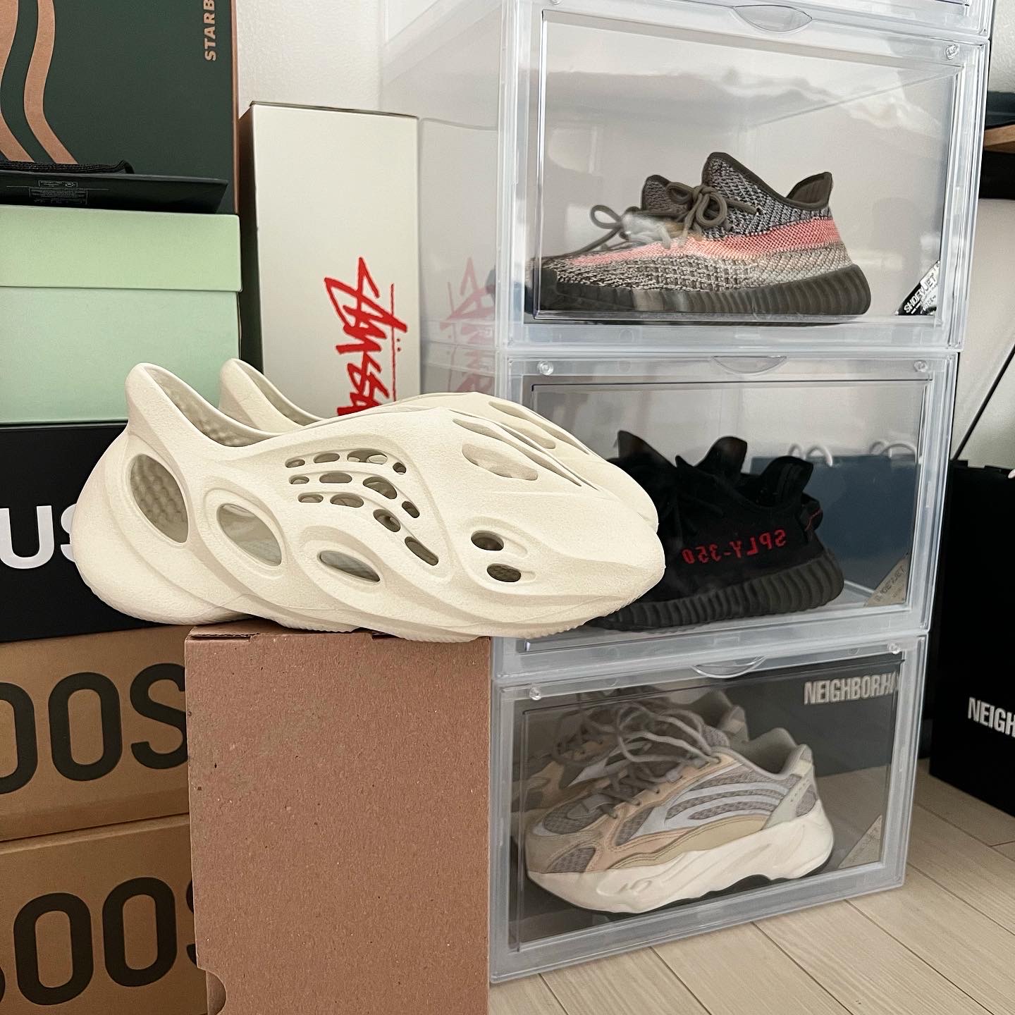 Adidas Yeezy Foam RNNR Sand 착용 스타일 - 1