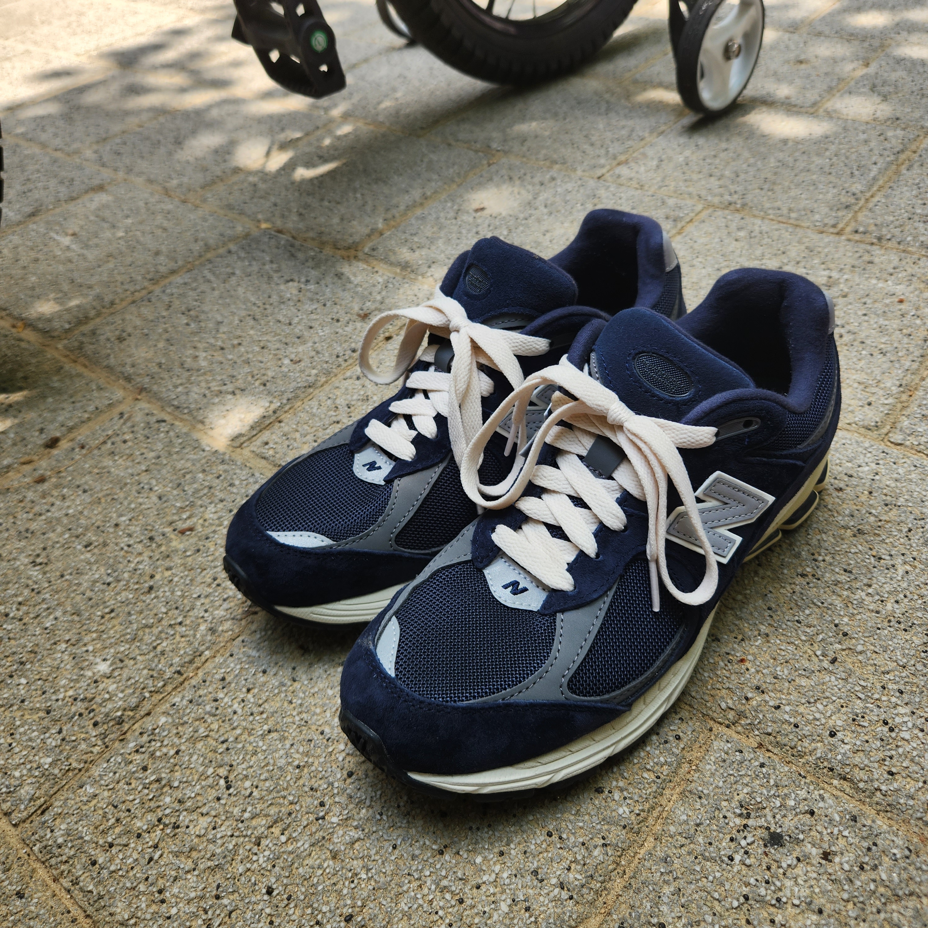 New Balance 2002R Eclipse Castlerock 착용 스타일