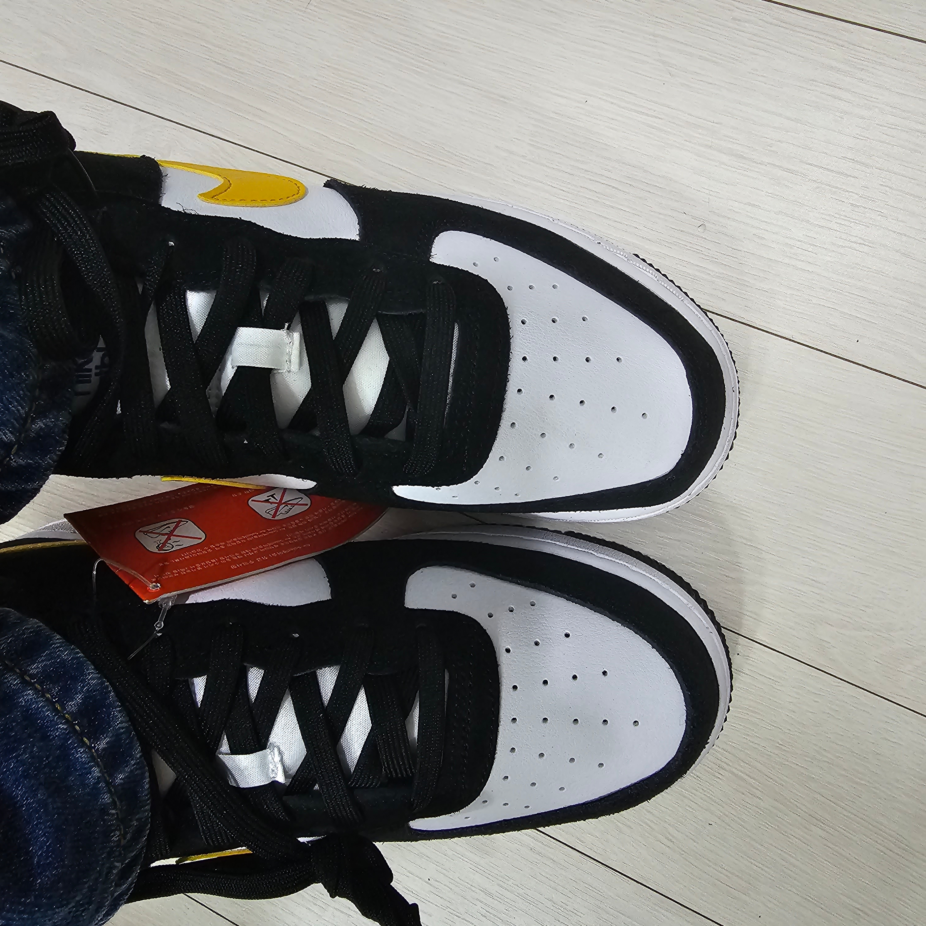 (GS) Nike Air Force 1 LV8 Athletic Club Black Dark Sulfur 착용 스타일