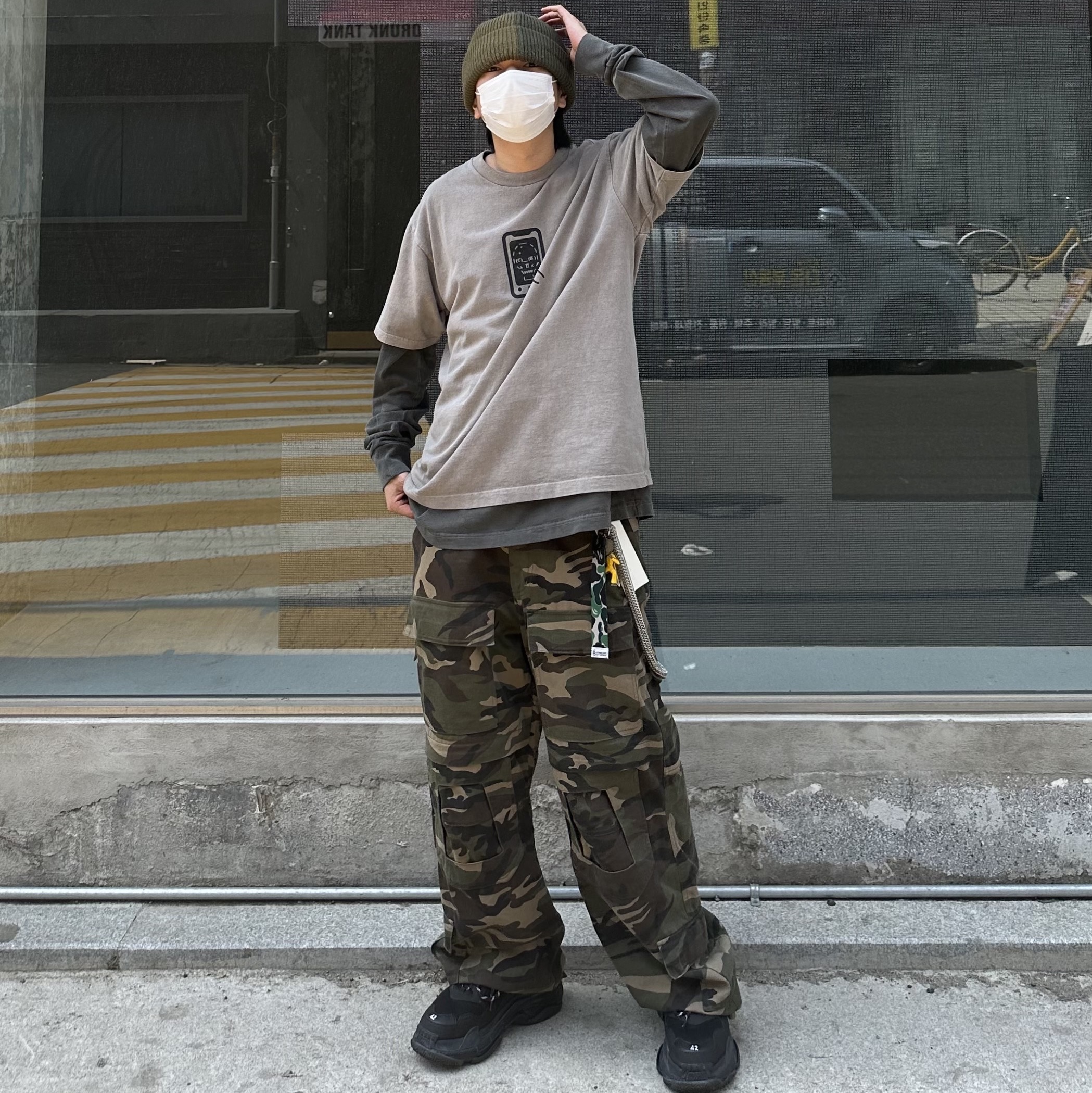 Project G/R Tactical Cargo Pants Camo, Balenciaga Triple S Black 착용 스타일 - 2