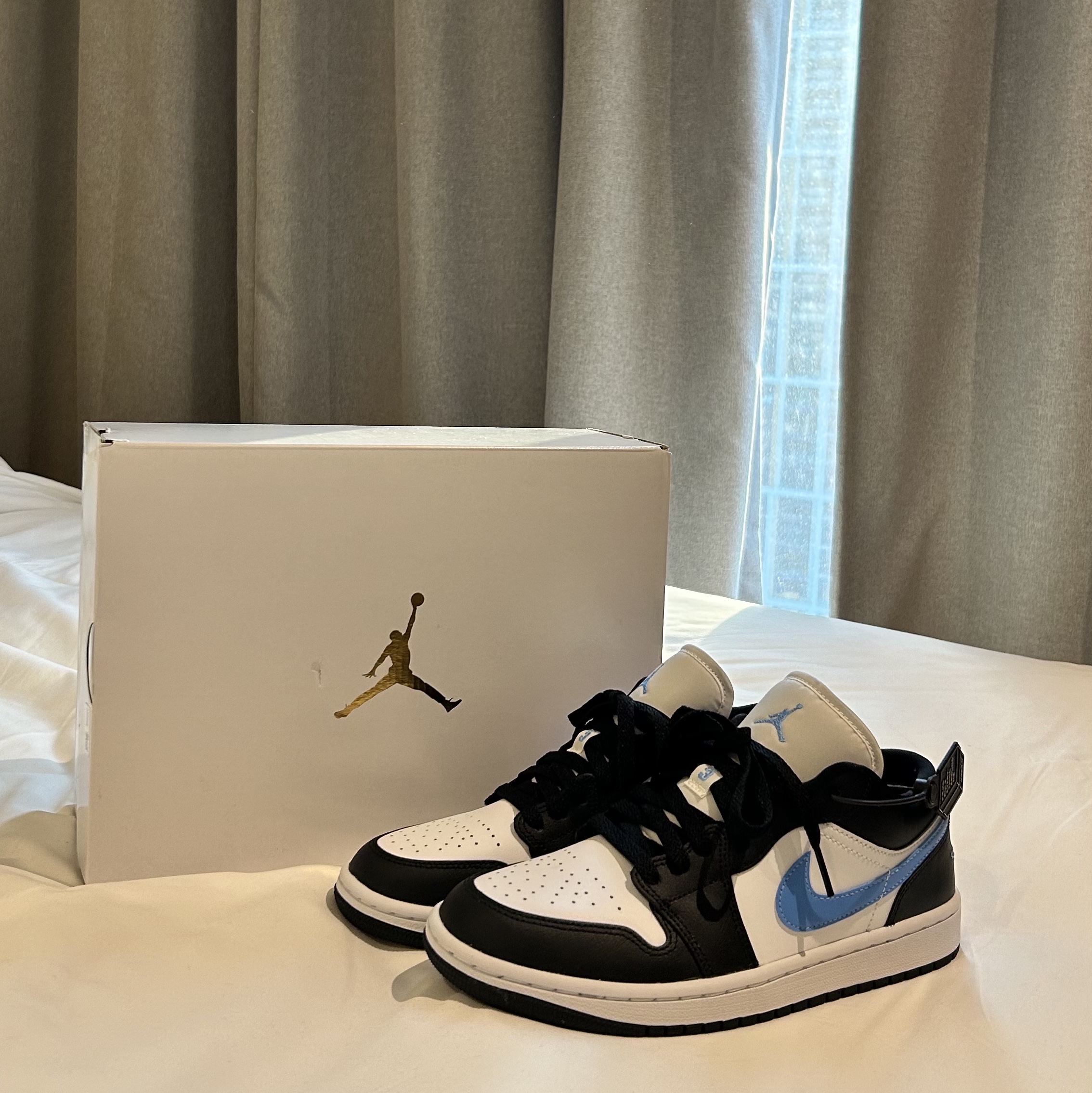 (W) Jordan 1 Low Black University Blue 착용 스타일 - 2
