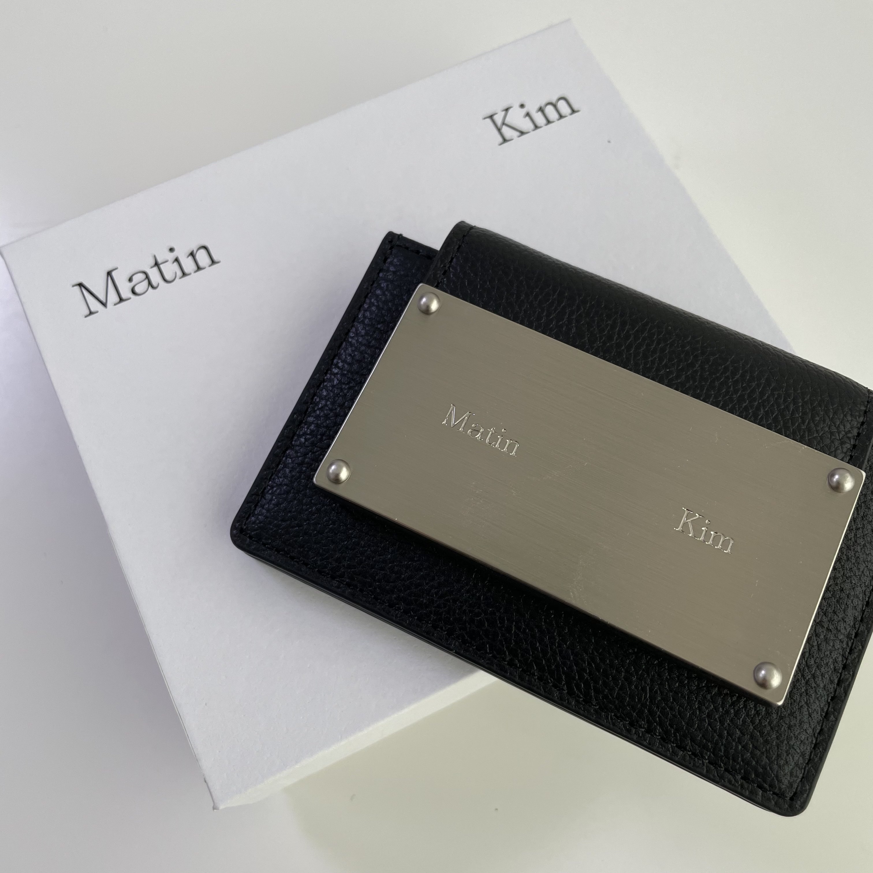 Matin Kim Accordion Wallet Black 착용 스타일