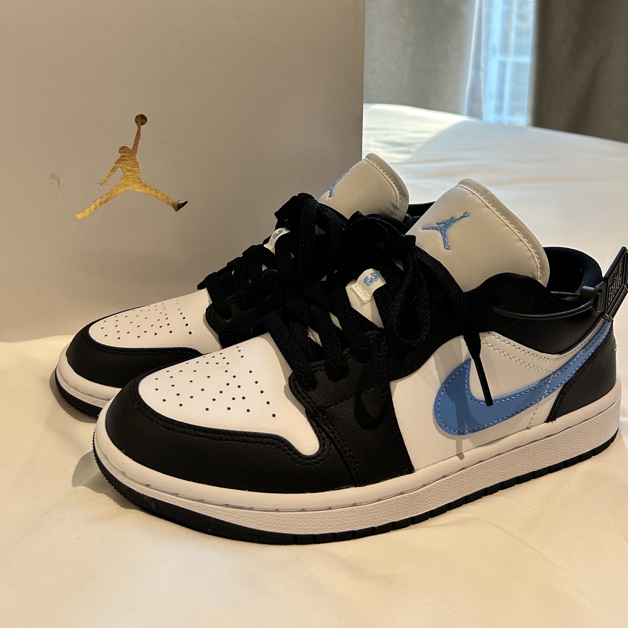 (W) Jordan 1 Low Black University Blue 착용 스타일 - 1