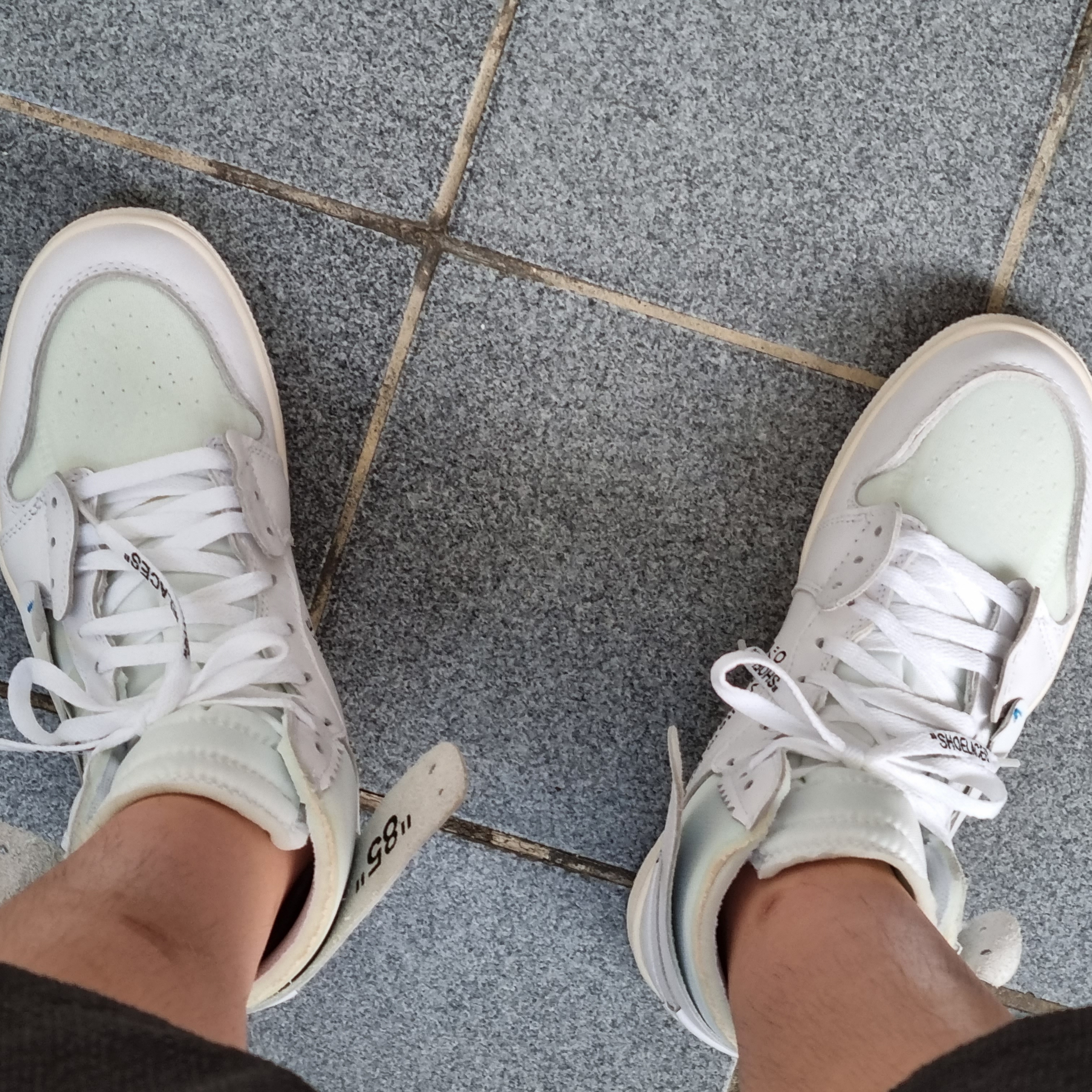 Jordan 1 x Off-White Retro High White 착용 스타일 - 4