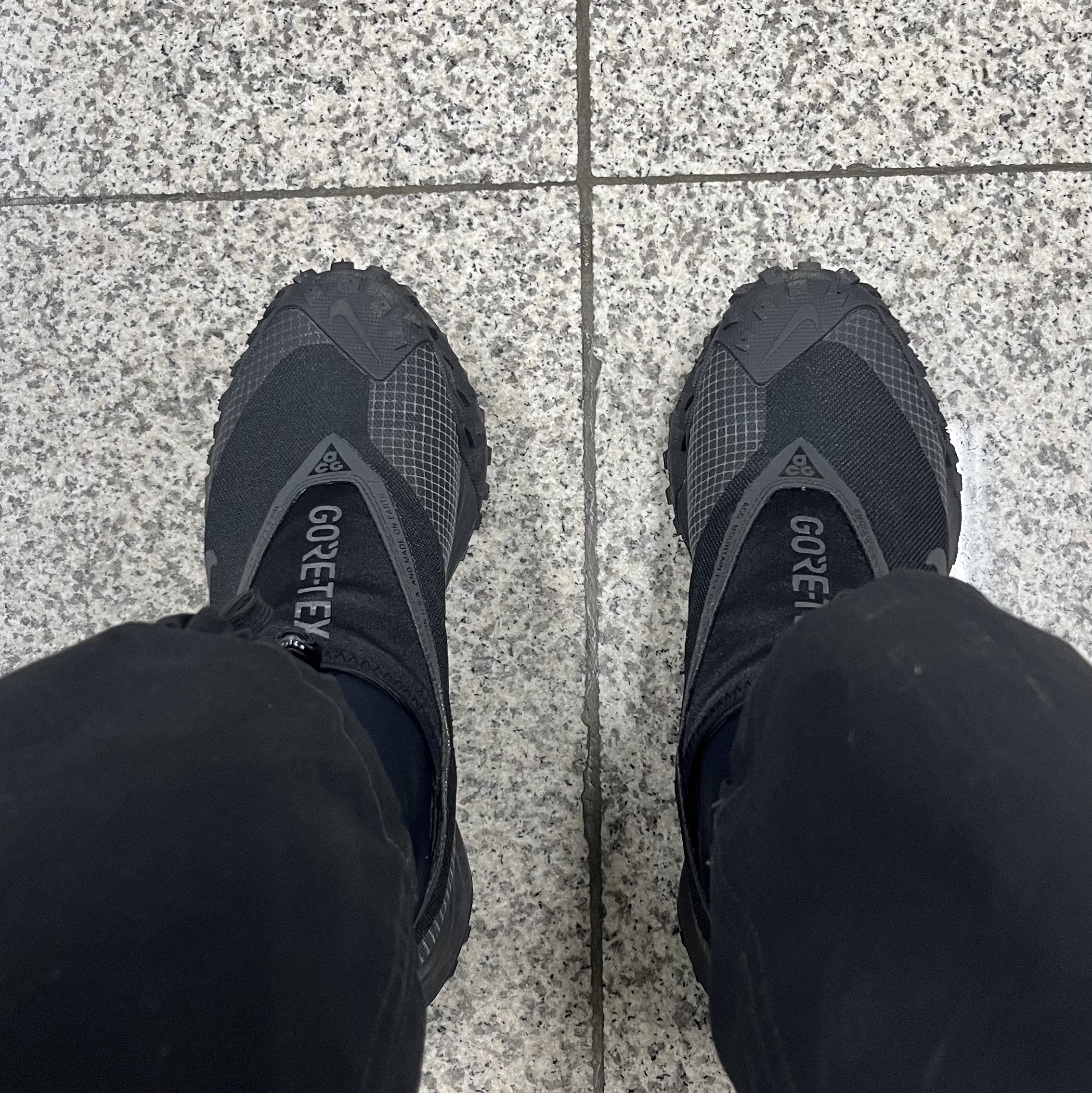 Nike ACG Mountain Fly Gore-Tex Black and Dark Grey 착용 스타일 - 2