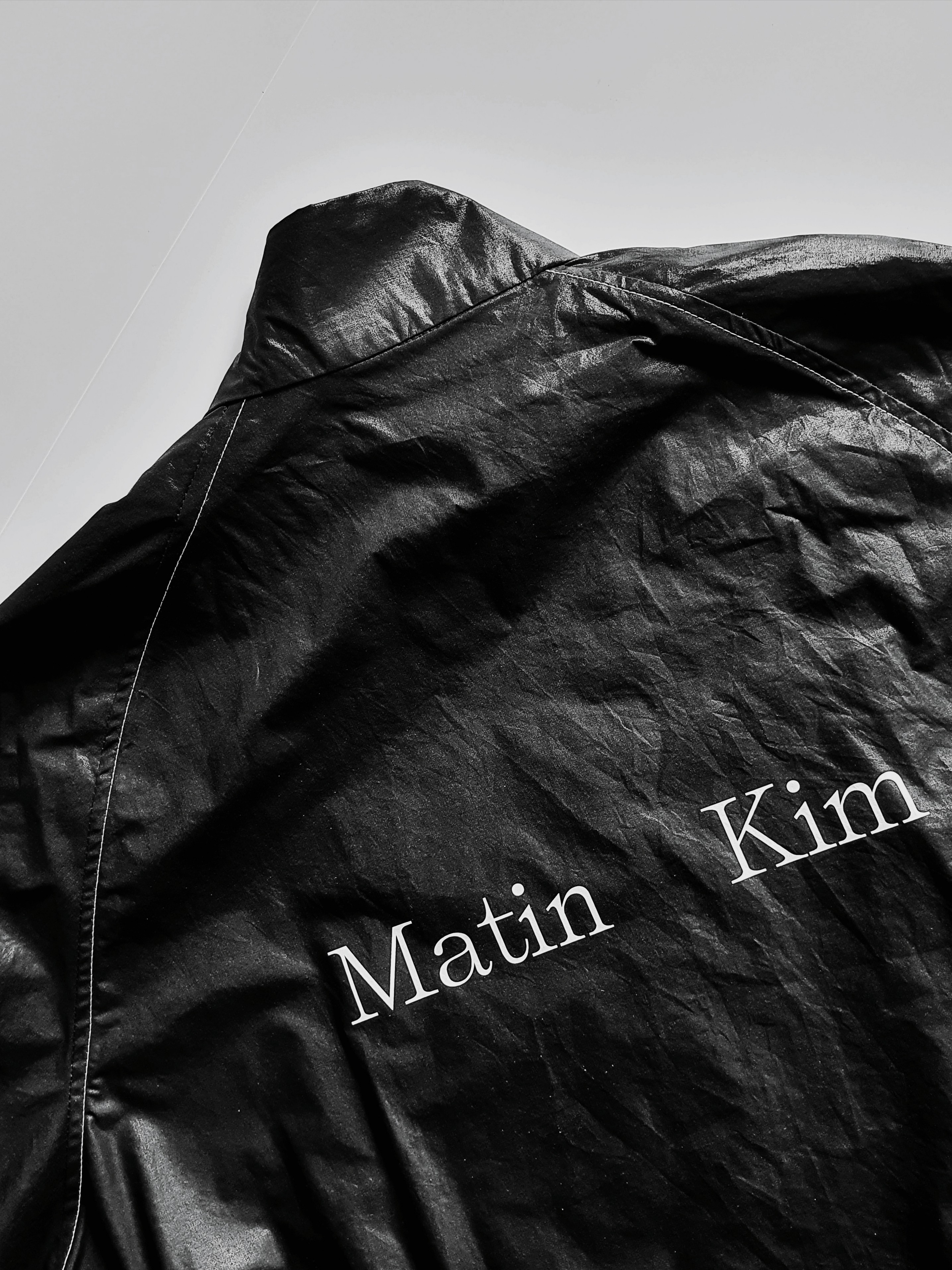 (W) Matin Kim Logo Coating Jumper Black 착용 스타일