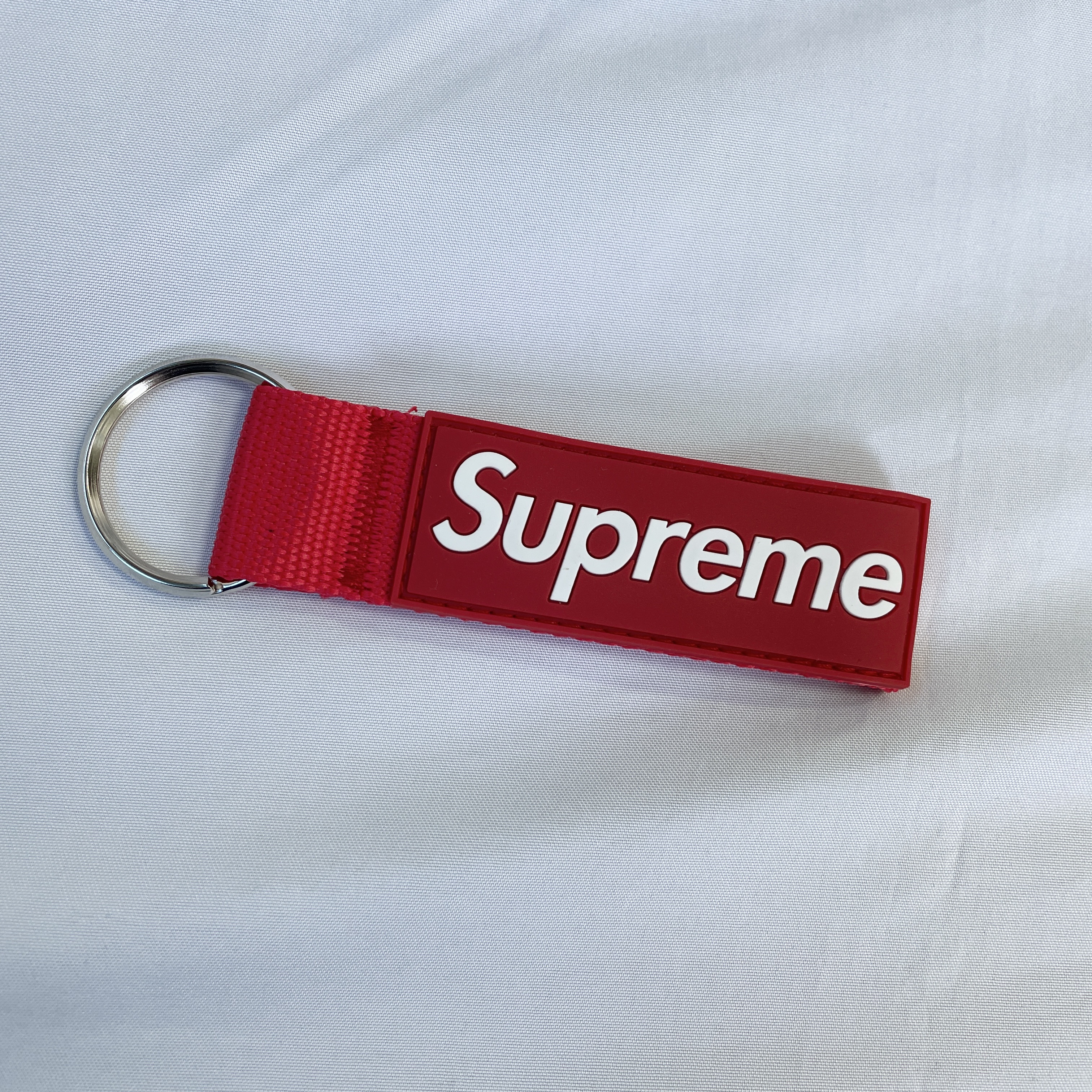 Supreme Webbing Keychain Red - 23SS 착용 스타일 - 1