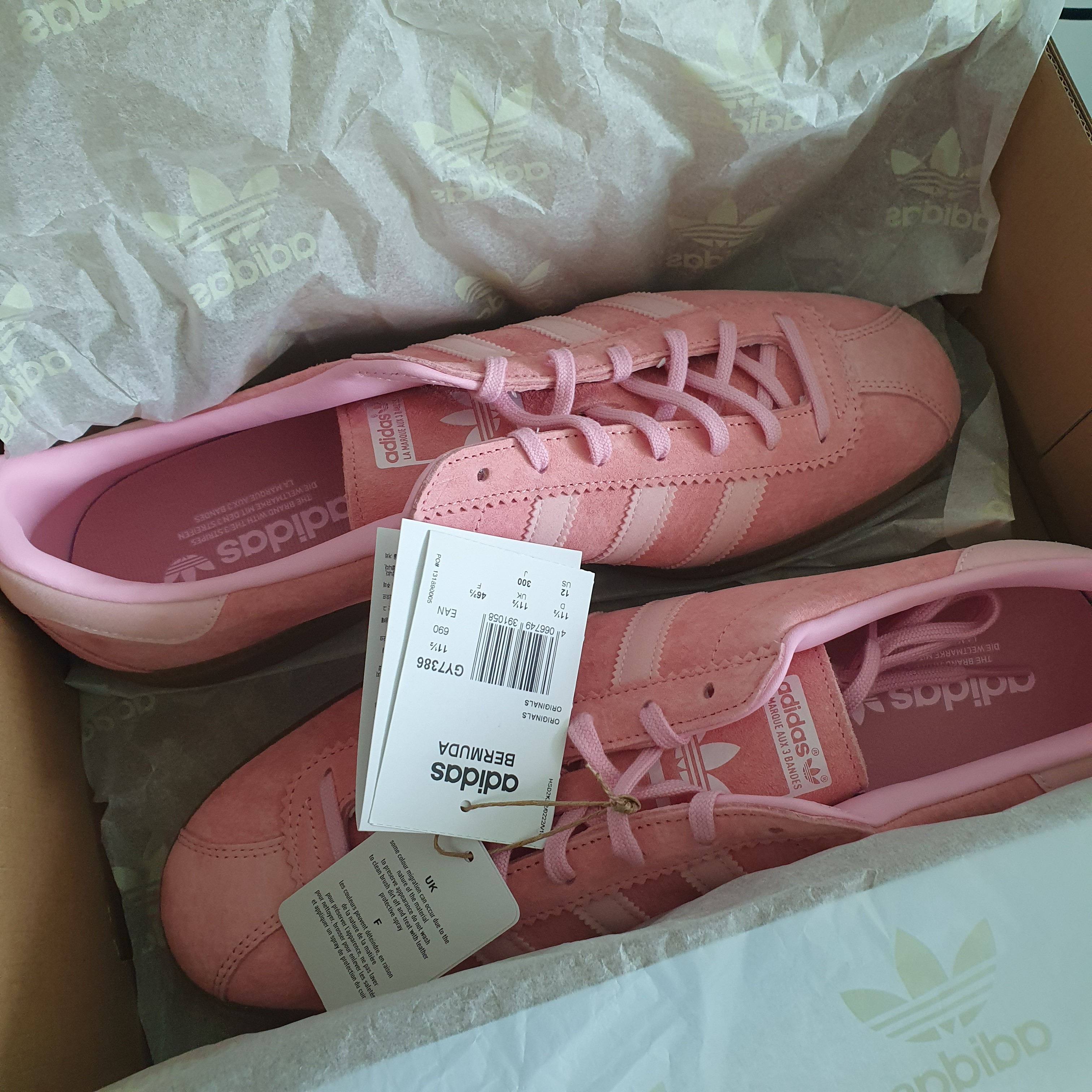 Adidas Bermuda Glow Pink 착용 스타일