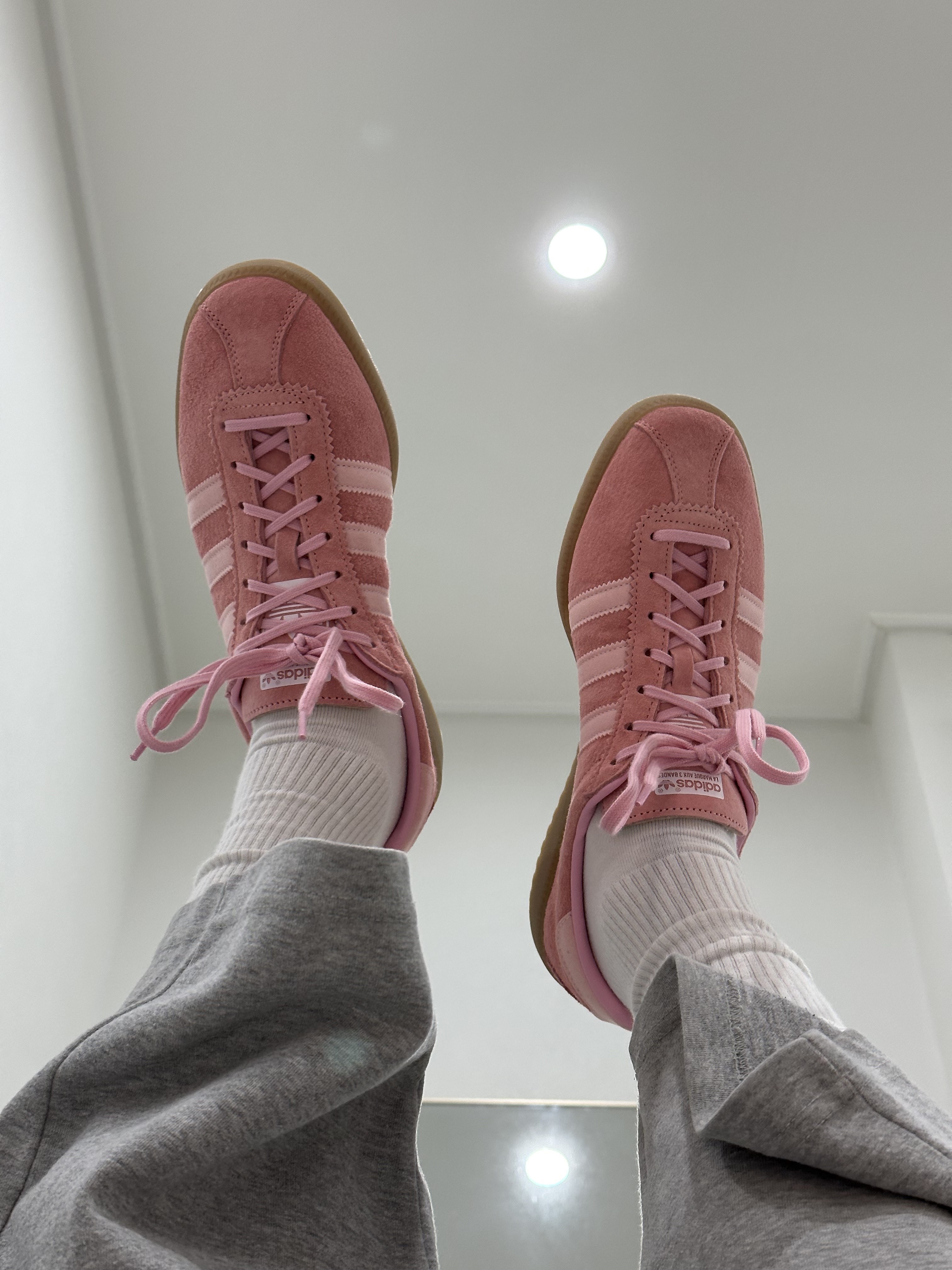 Adidas Bermuda Glow Pink 착용 스타일 - 1