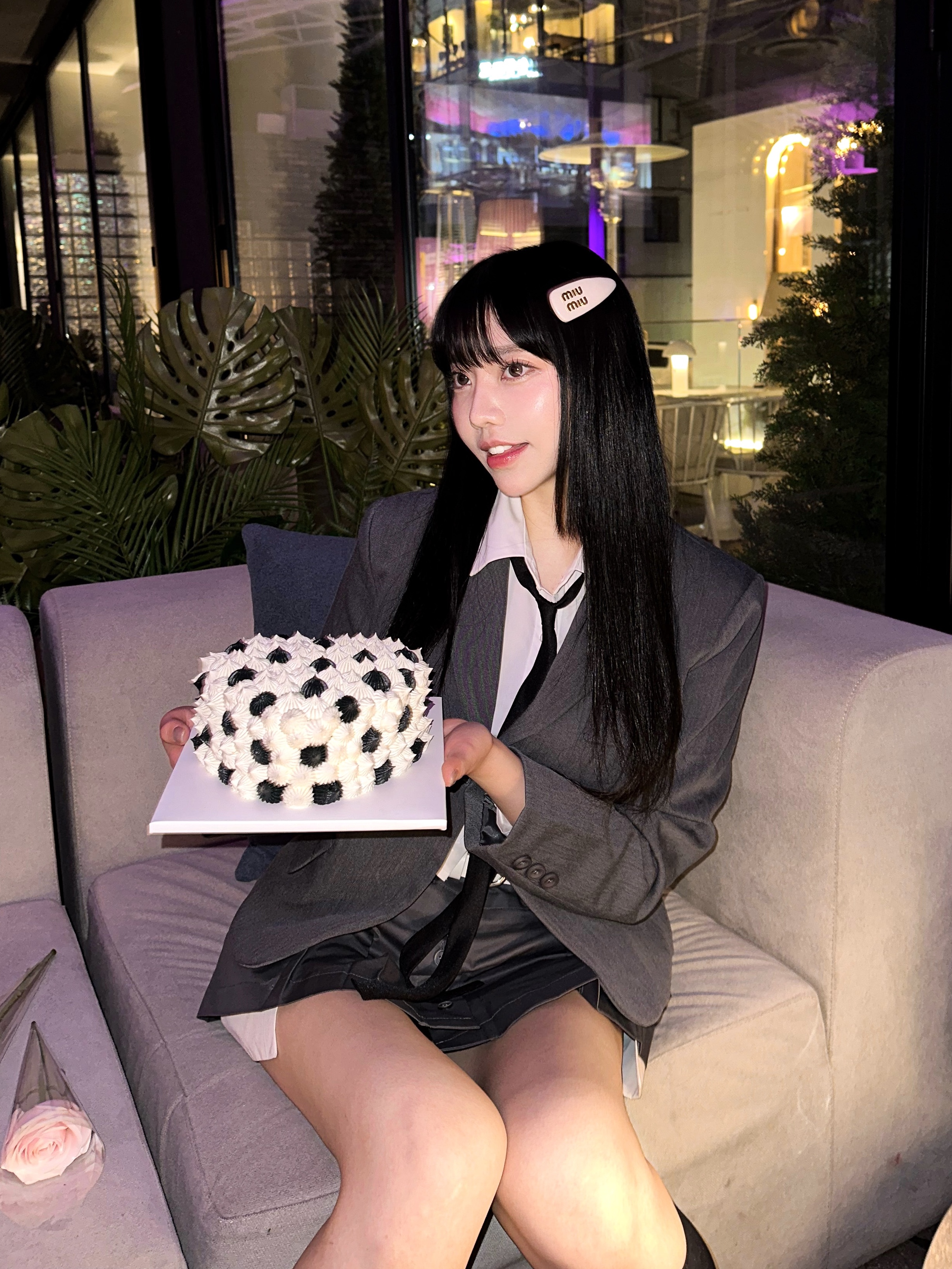(W) Miu Miu Patent Leather Hair Clip Alabaster Pink, Prada Re-Edition 2005 Re-Nylon Shoulder Bag Black 착용 스타일 - 1