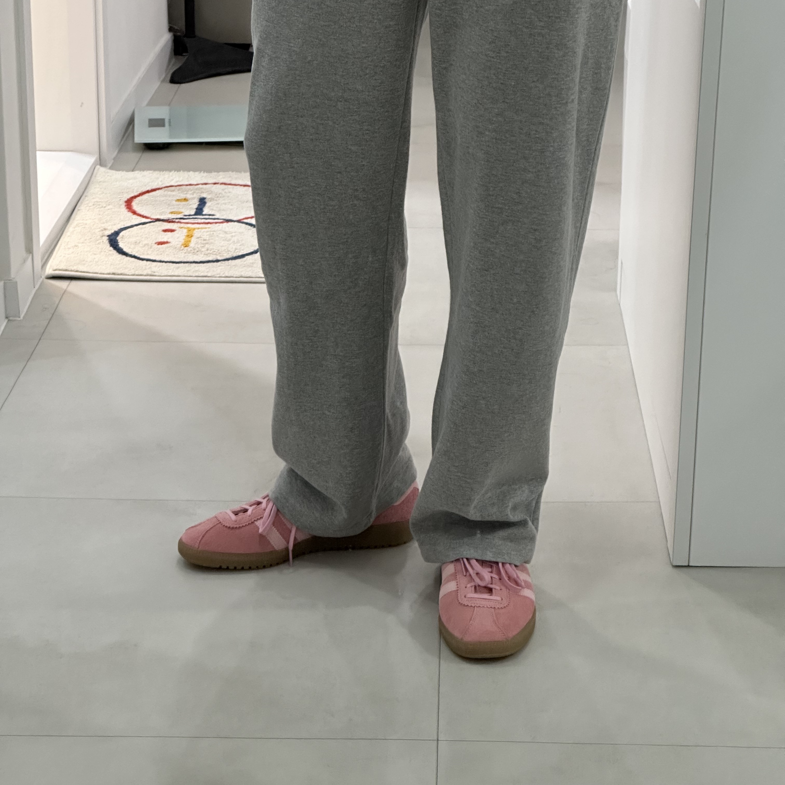 Adidas Bermuda Glow Pink 착용 스타일 - 4
