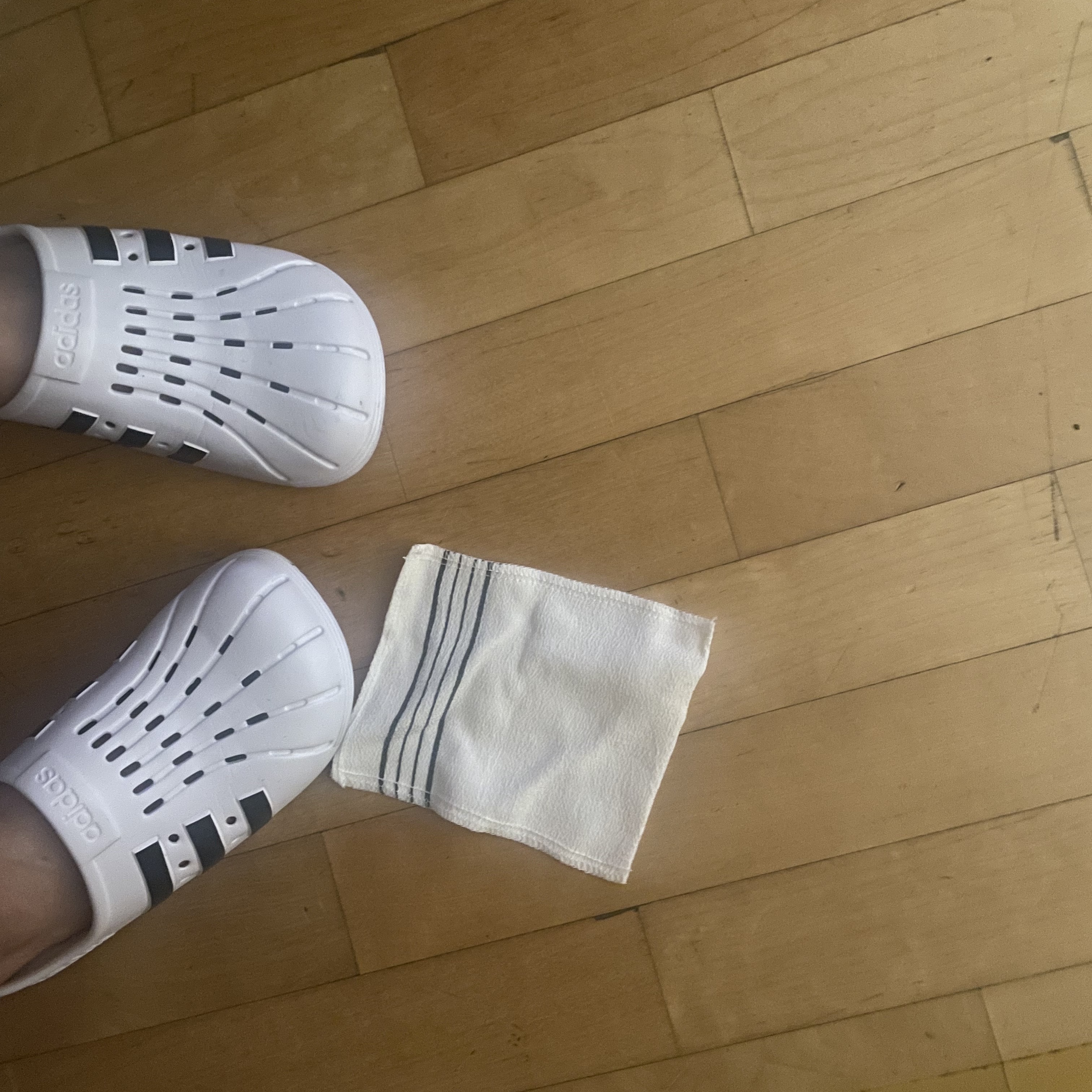 Adidas Adilette Clog White Black 착용 스타일