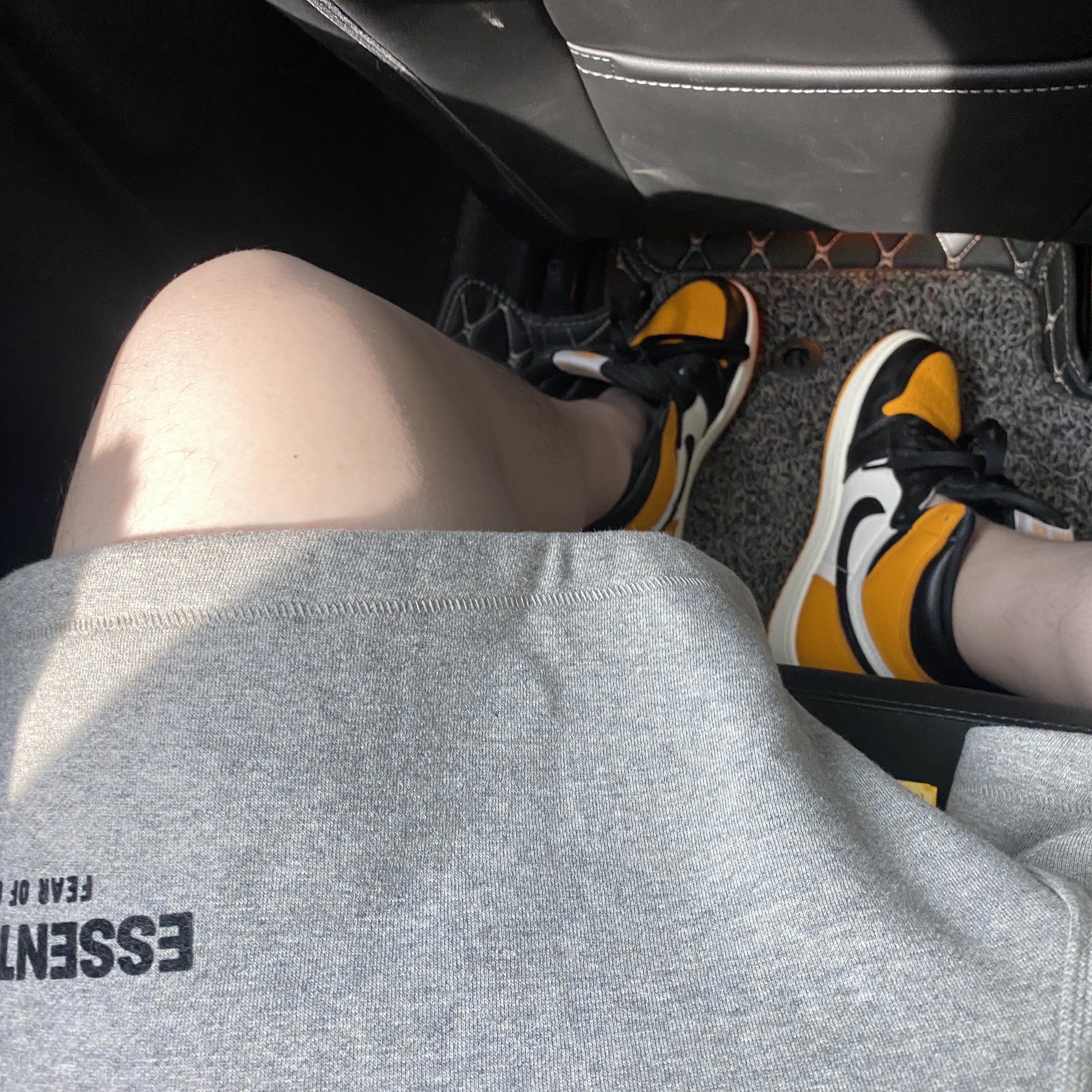 Essentials The Core Collection Sweatshorts Dark Oatmeal 착용 스타일