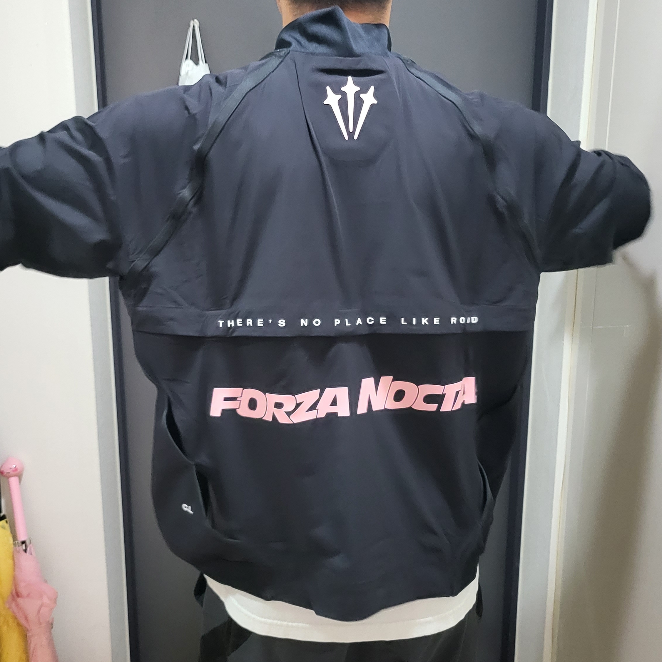 (W) Nike x Drake Nocta NRG LR L/S Crew Black (DV3631-010) 착용 스타일 - 2