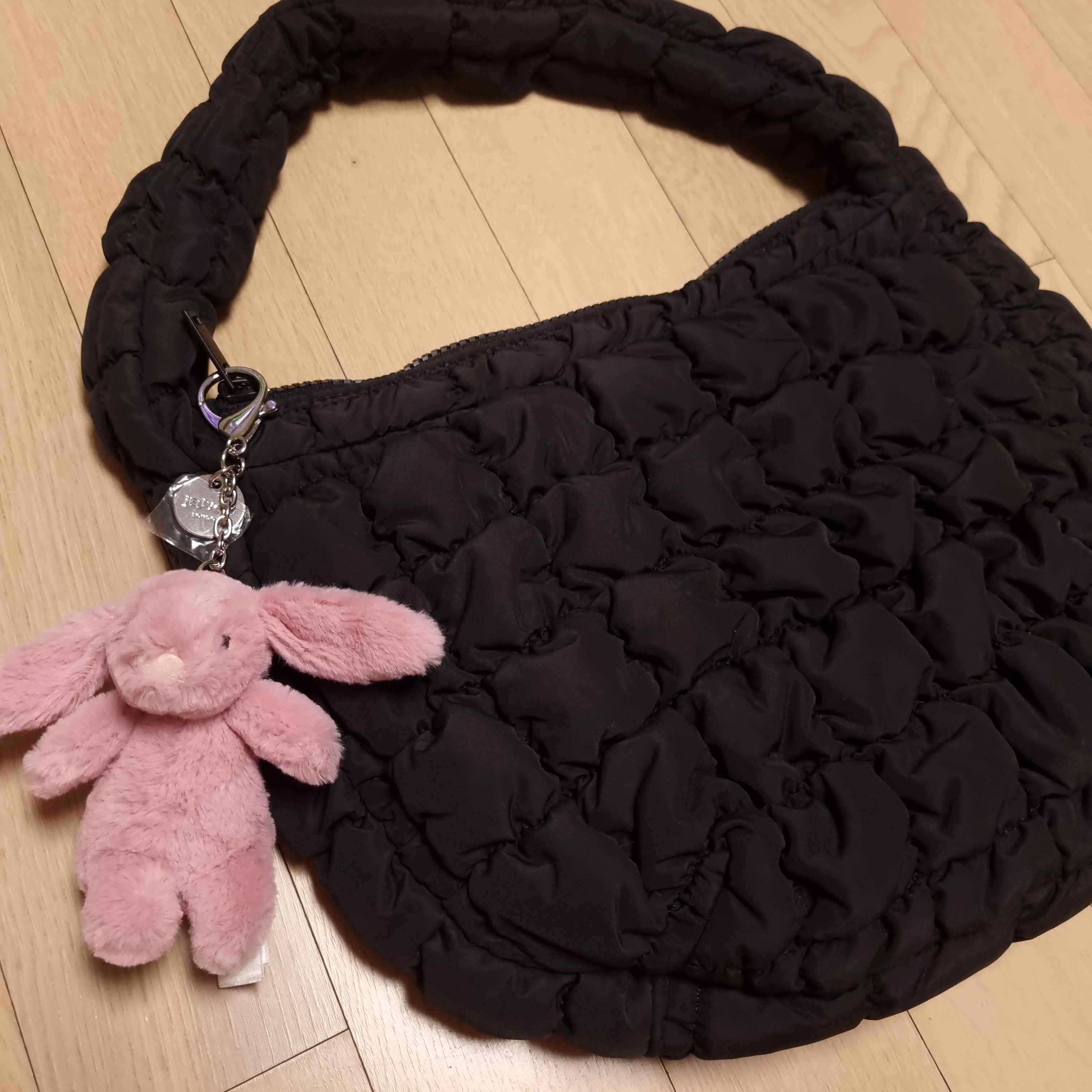 Jellycat Bashful Bunny Bag Charm Tulip, COS Quilted Mini Bag Black 착용 스타일