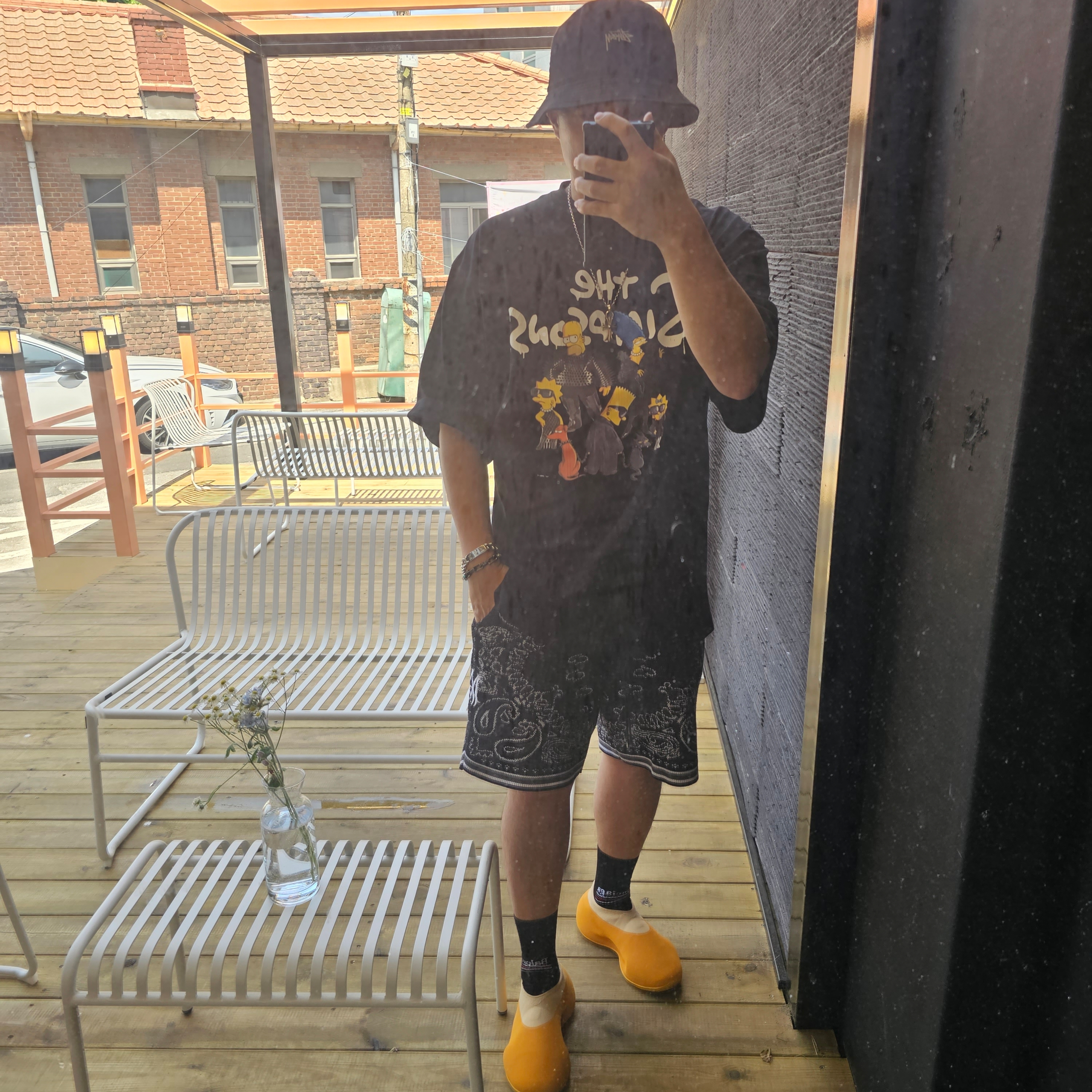 Adidas Yeezy Knit RNR Sulfur, Balenciaga Oversized The Simpsons Printed T-shirt Black 착용 스타일