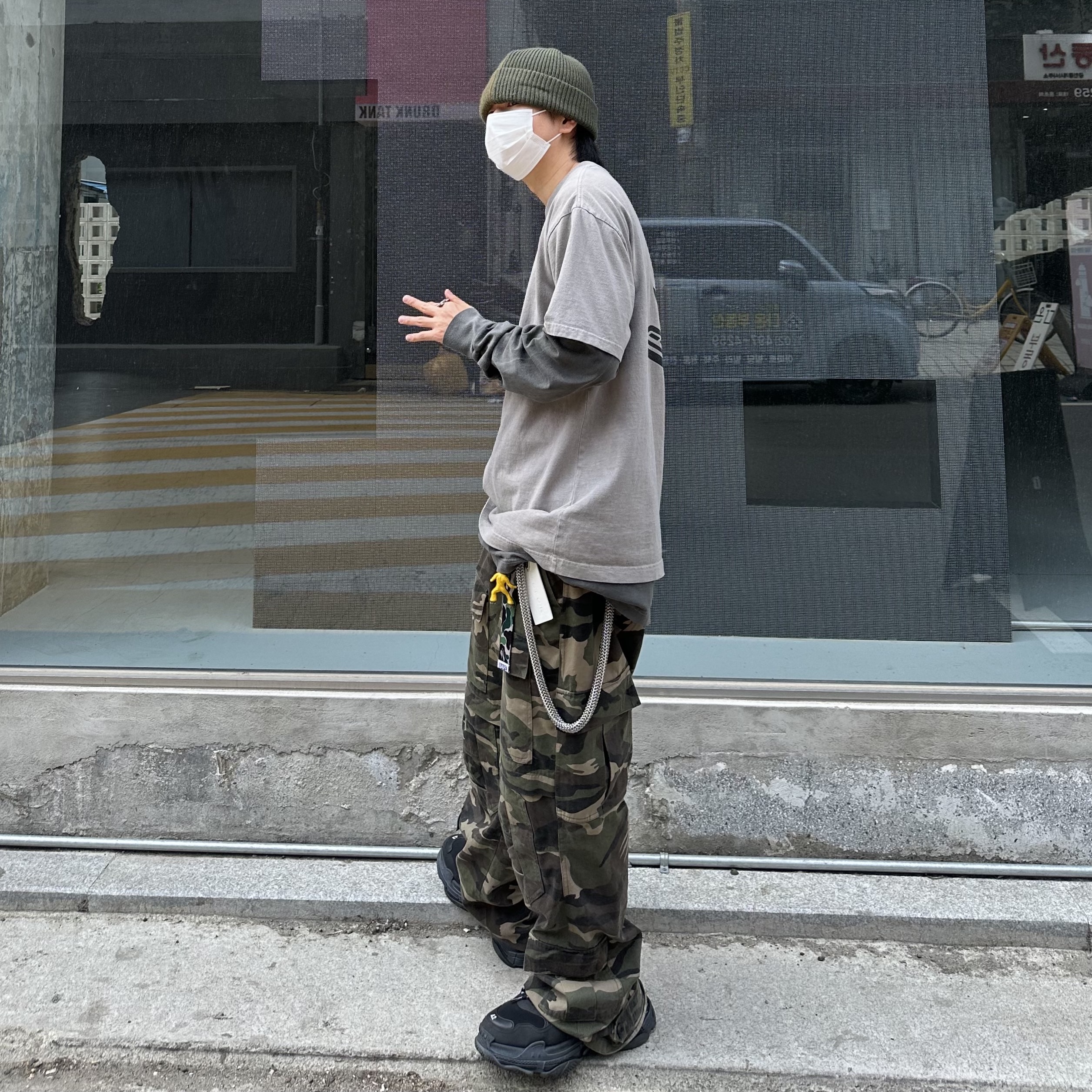 Project G/R Tactical Cargo Pants Camo, Balenciaga Triple S Black 착용 스타일 - 1