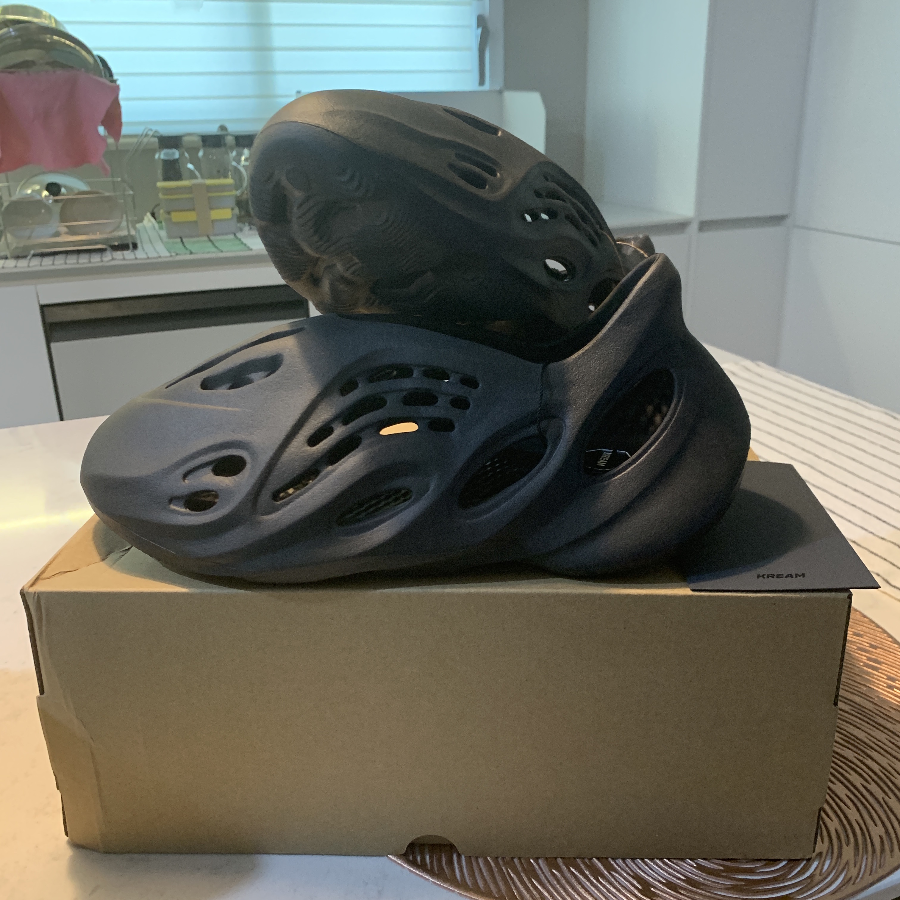 Adidas Yeezy Foam RNNR Onyx 착용 스타일 - 2