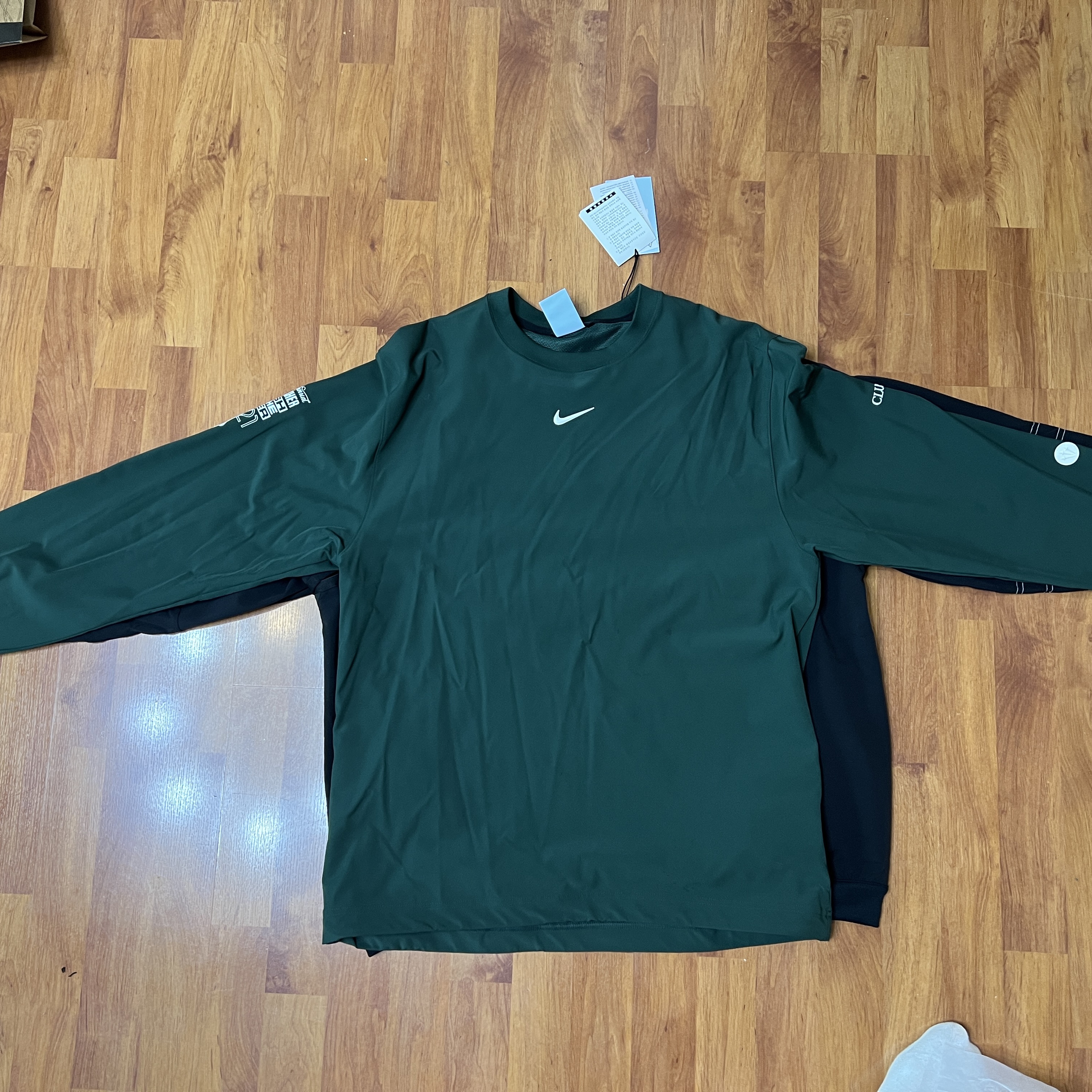 (W) Nike x Drake Nocta NRG LR L/S Crew Black (DV3631-010), Nike x Drake Nocta Golf Crewneck Top Green - Asia 착용 스타일
