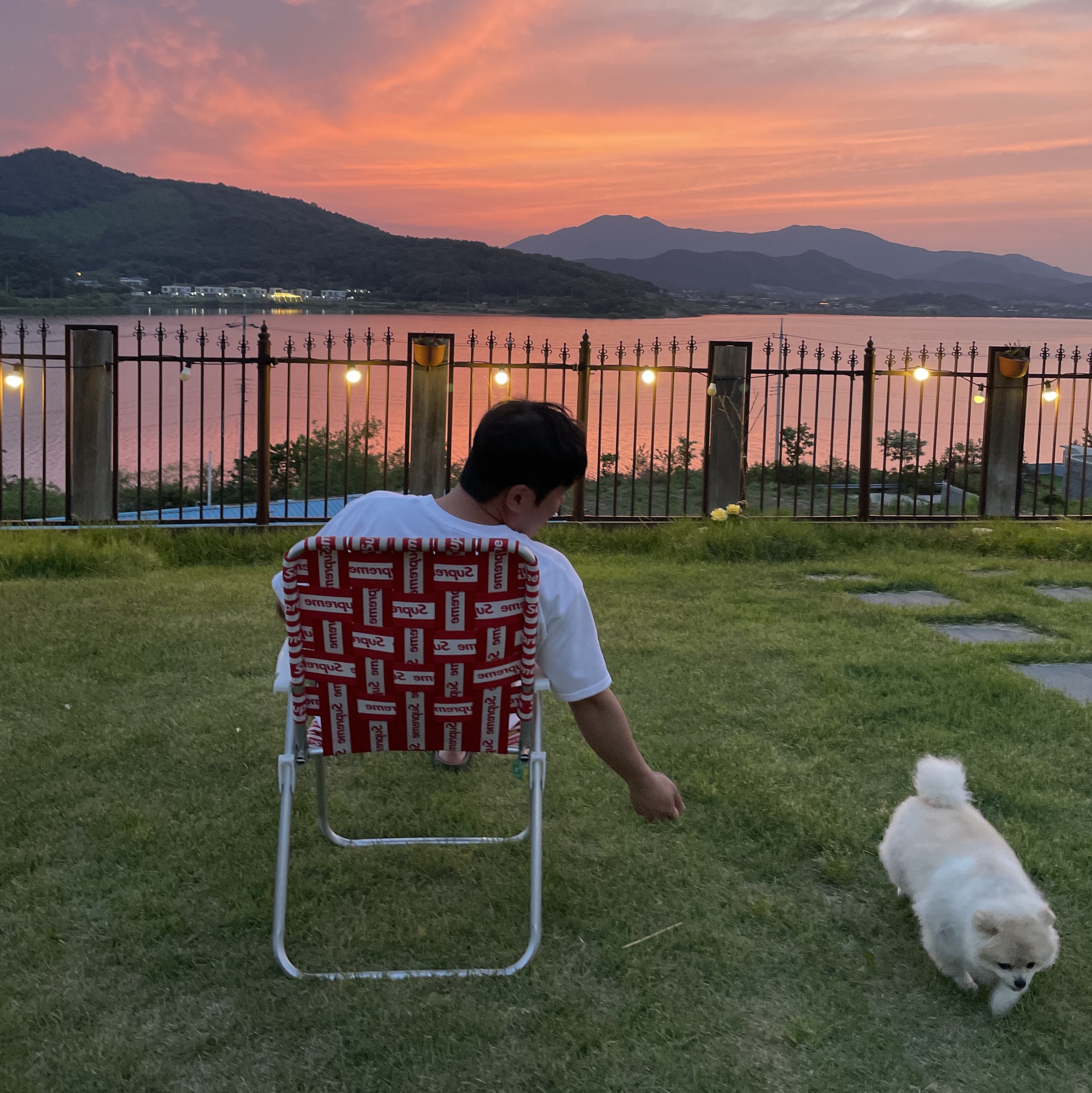 Supreme Lawn Chair Red - 20SS, Stussy World Tour T-Shirt White 착용 스타일