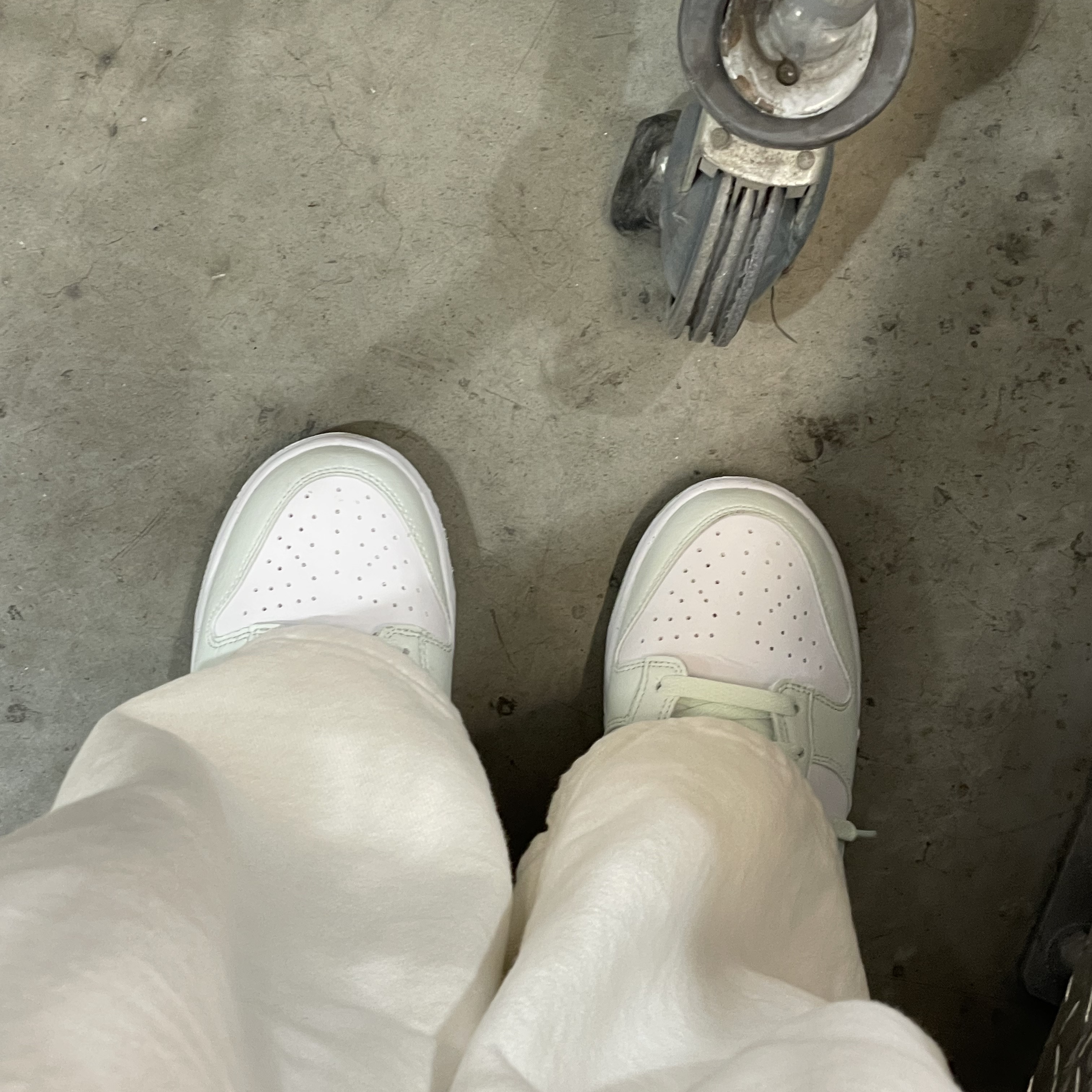 (W) Nike Dunk Low Next Nature Barely Green and White 착용 스타일 - 2