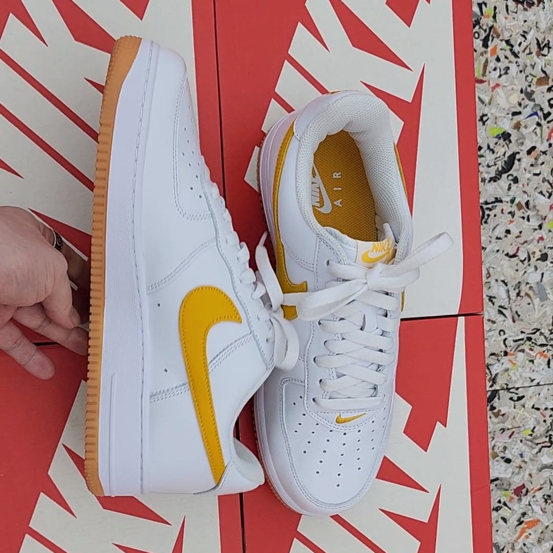 Nike Air Force 1 Low Retro QS University Gold 착용 스타일 - 1