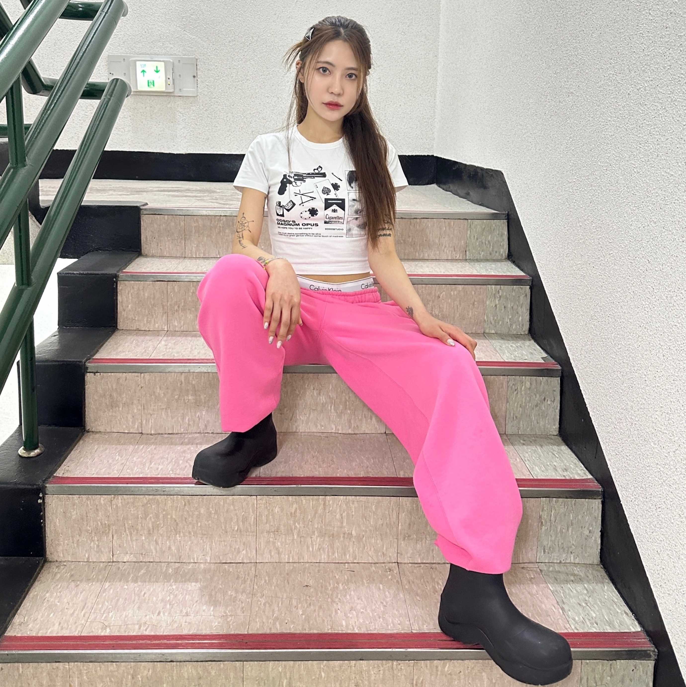 (W) Prada Metal Hair Clip Black, Nike x Stussy NRG Washed Fleece Pants Lotus PInk (DO5296-670) 착용 스타일 - 2