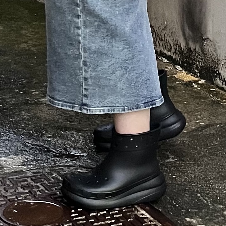 Crocs Classic Crush Boot Black 착용 스타일