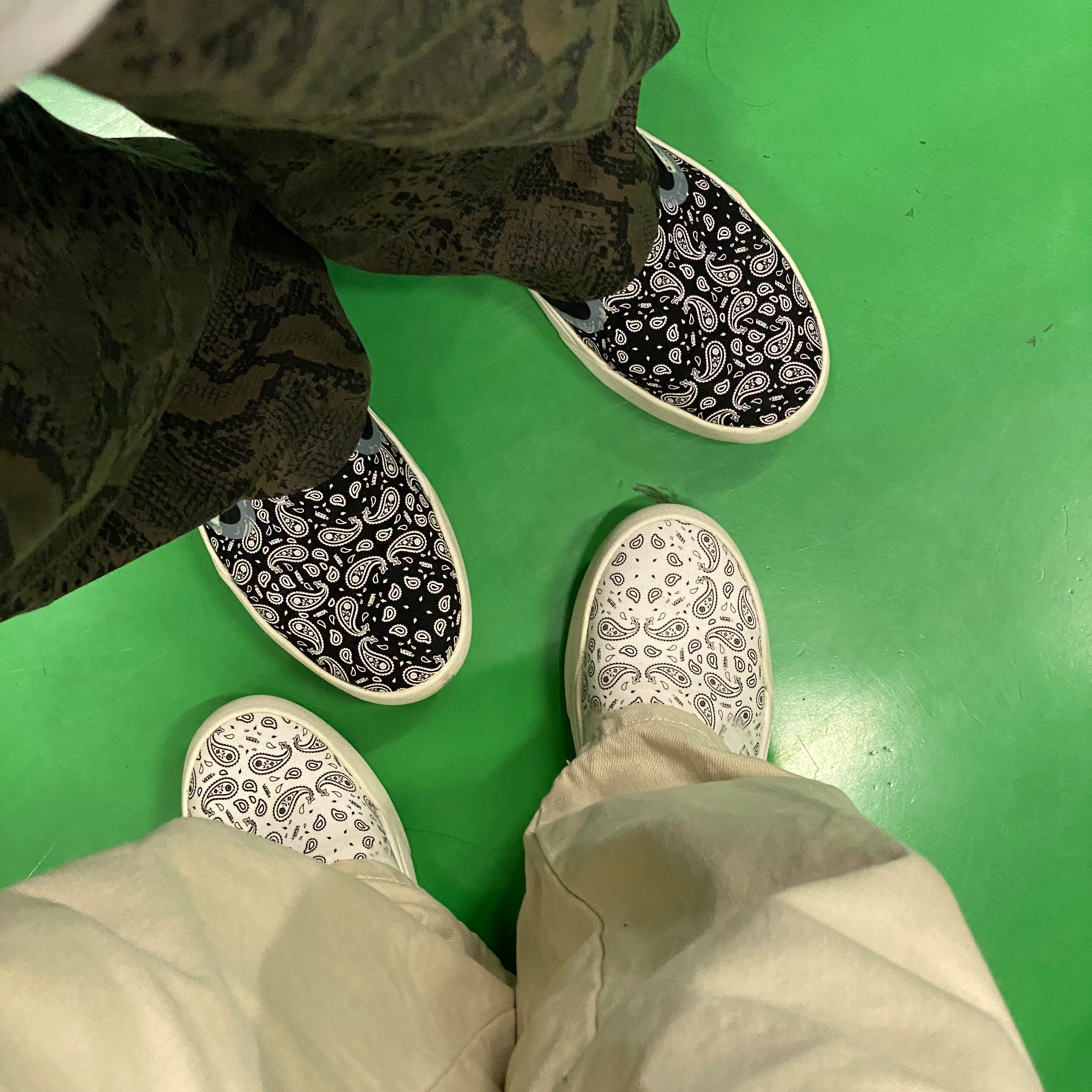 Vans ComfyCush One Bandana Marshmallow Black, Vans ComfyCush One Bandana Marshmallow White 착용 스타일