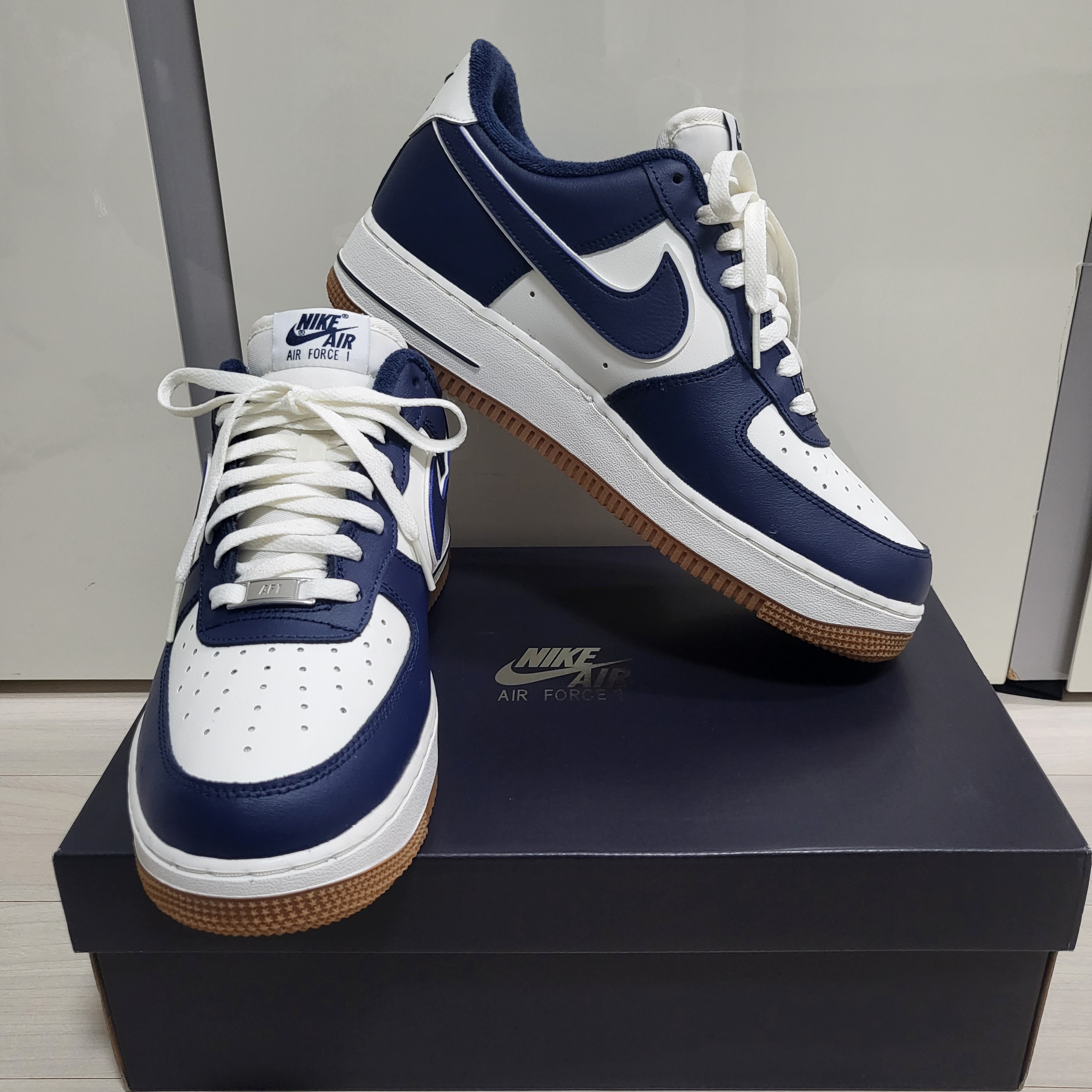 Nike Air Force 1 '07 LV8 Midnight Navy 착용 스타일 - 1