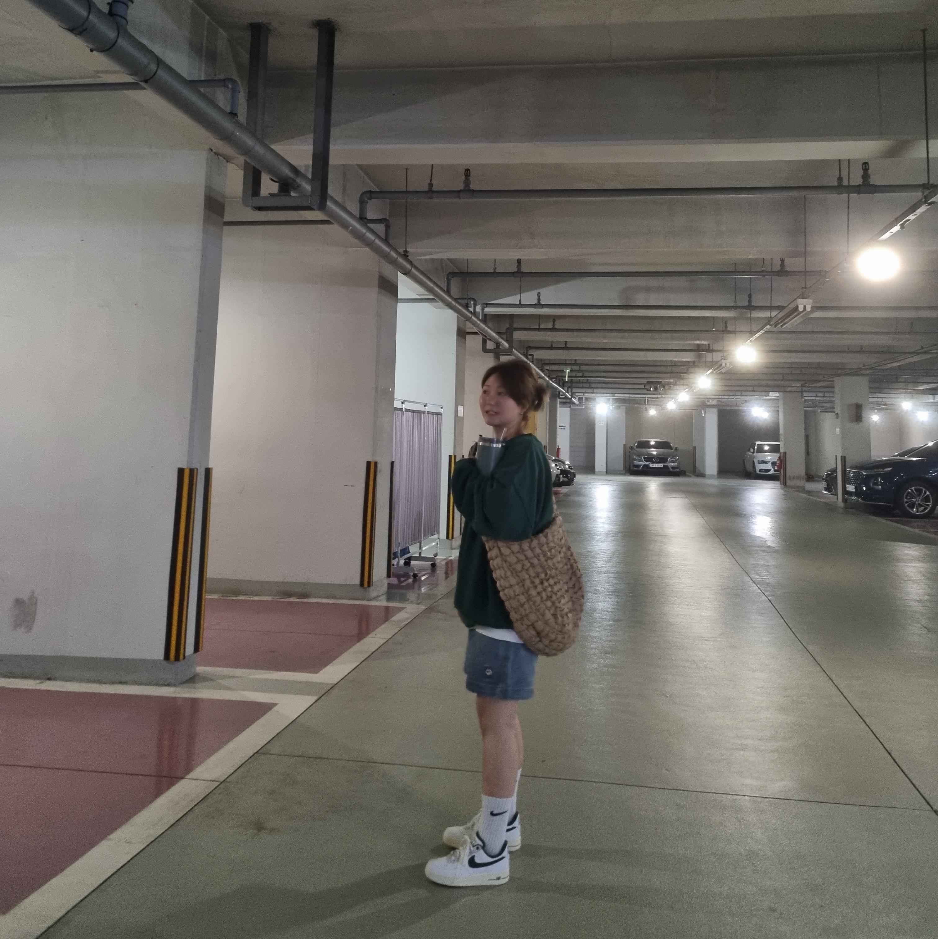(W) Nike Air Force 1 '07 LX Summit White Gorge Green, COS Quilted Oversized Shoulder Bag Beige 착용 스타일