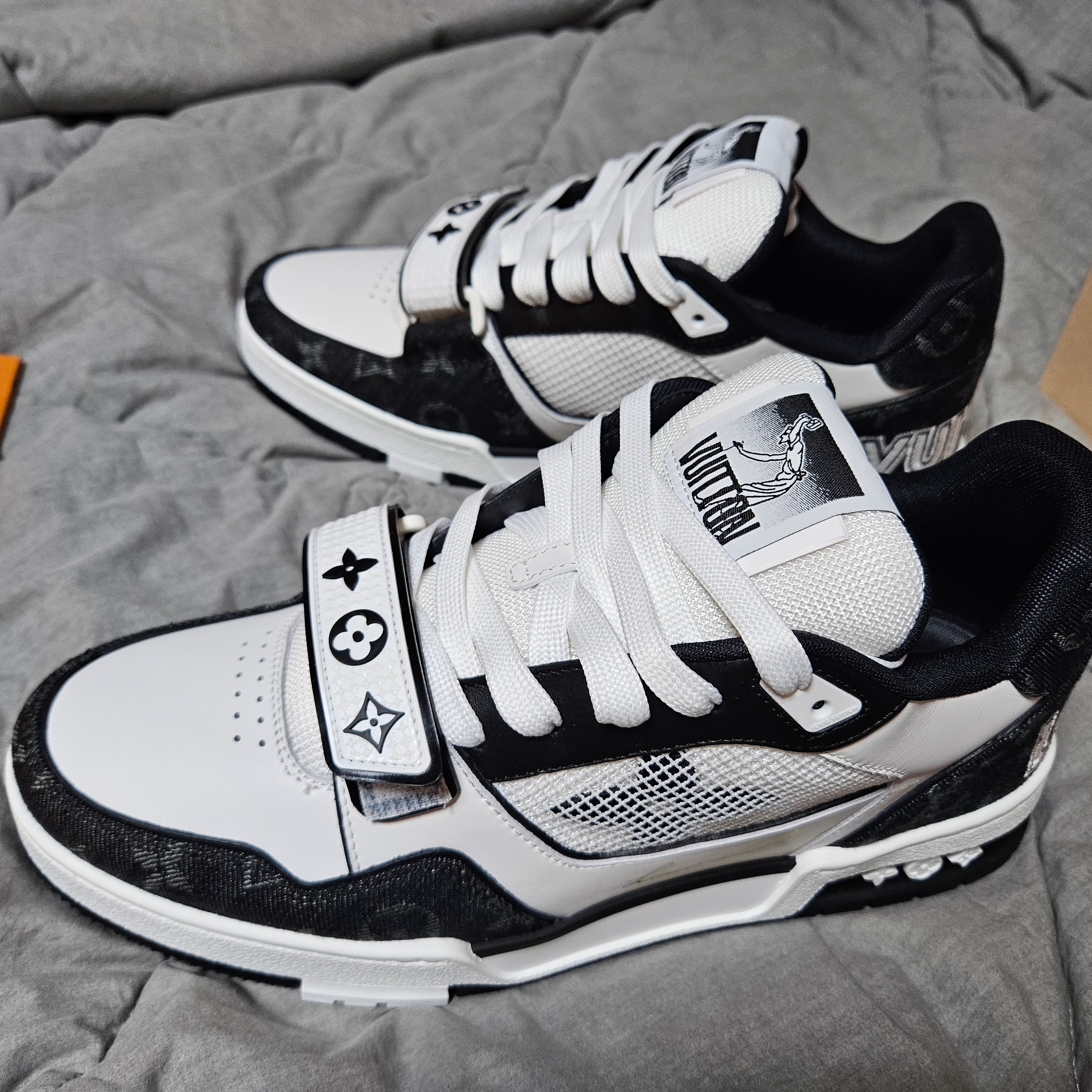 Louis Vuitton LV Trainer Sneakers Black 착용 스타일 - 1