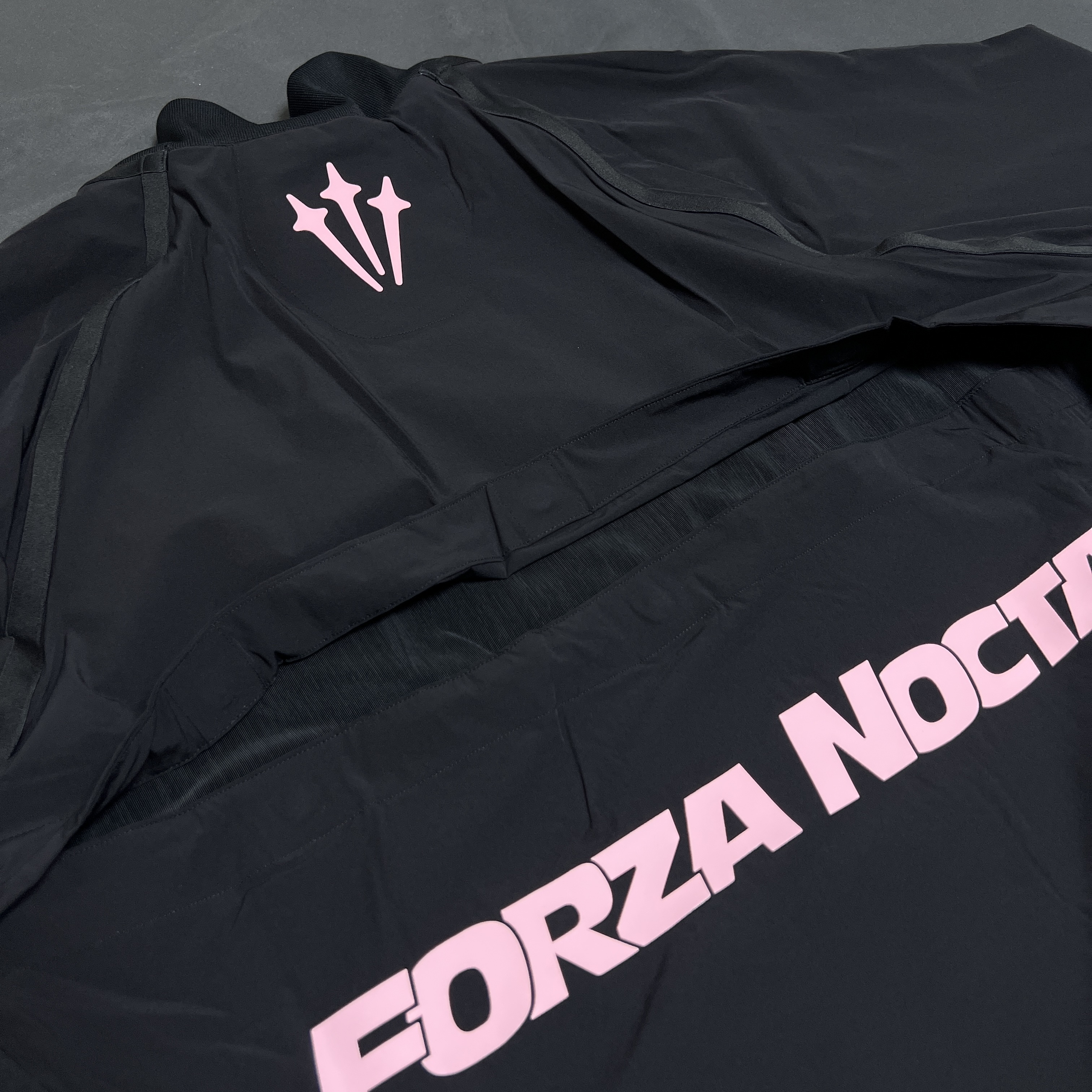 (W) Nike x Drake Nocta NRG LR L/S Crew Black (DV3631-010) 착용 스타일 - 2