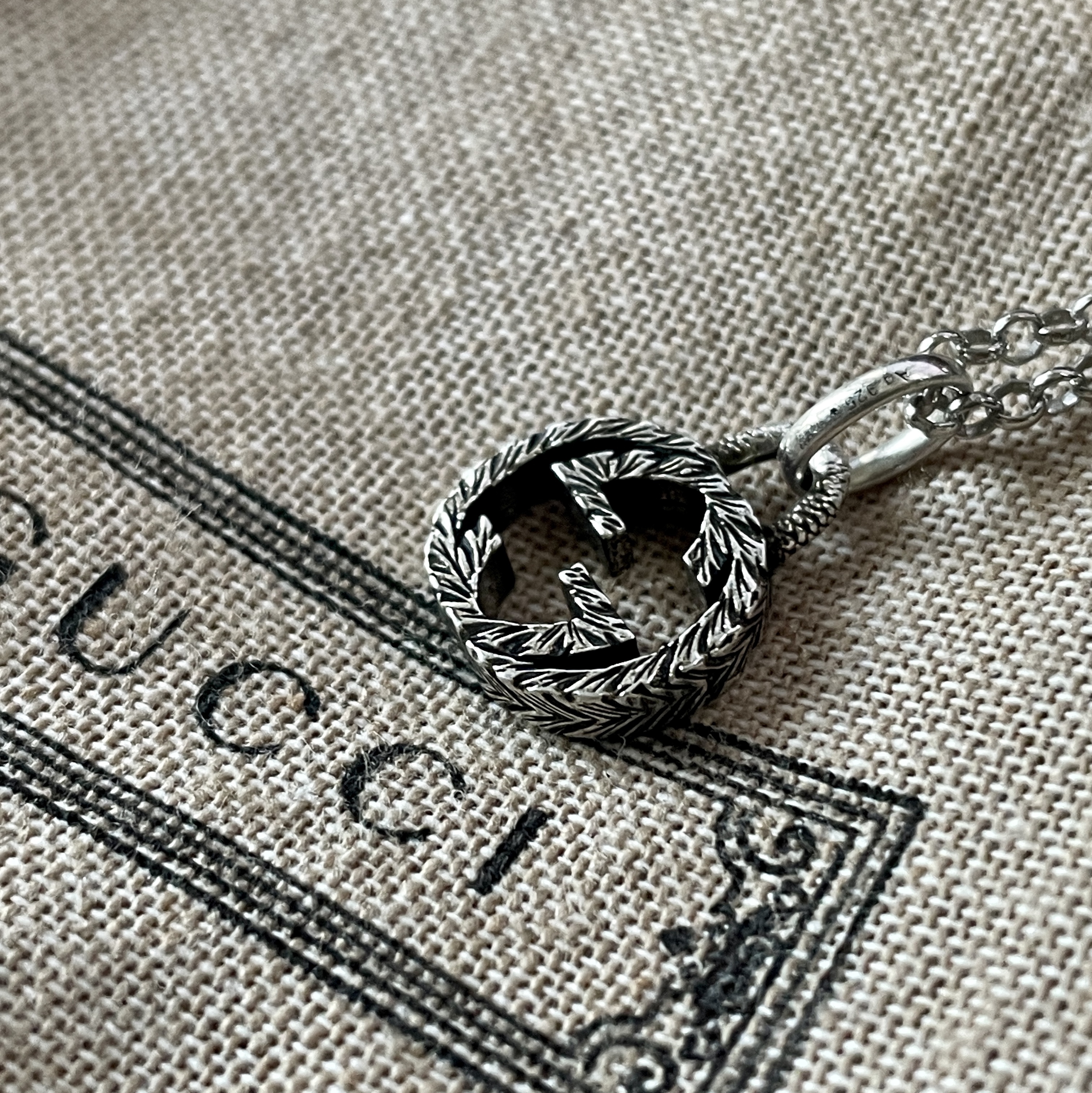 Gucci Interlocking G Pendant Necklace Silver 착용 스타일 - 1
