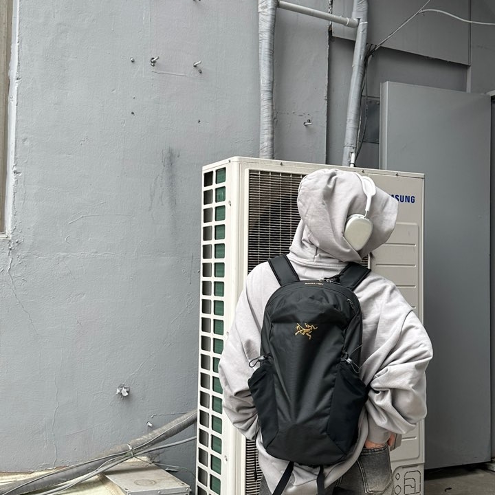 Arc'teryx Mantis 16 Backpack Black, Apple AirPods Max Lightning Silver (Korean Ver.) 착용 스타일