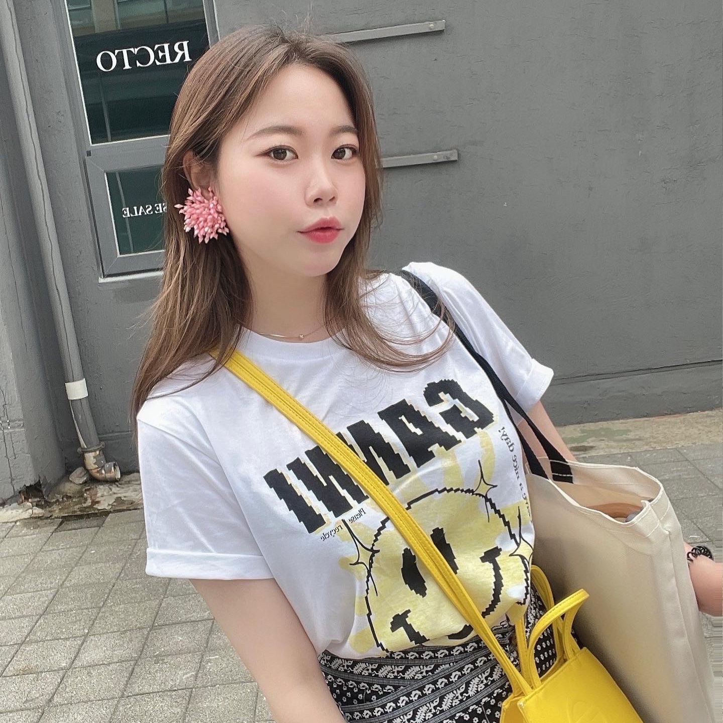 (W) Ganni Love Club T-Shirt Bright White Yellow 착용 스타일 - 1