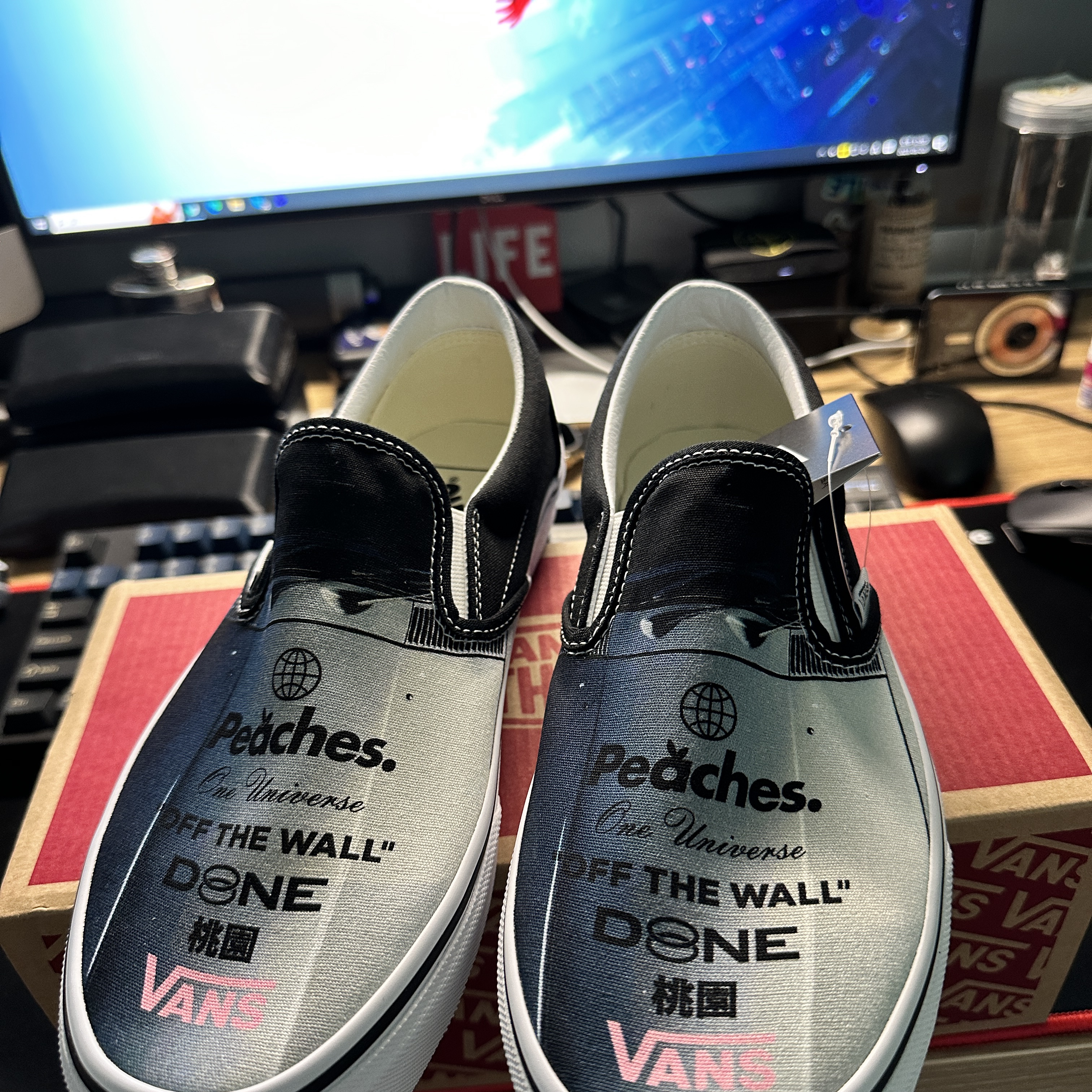 Vans x Peaches. Classic Slip-On Black True White 착용 스타일 - 1