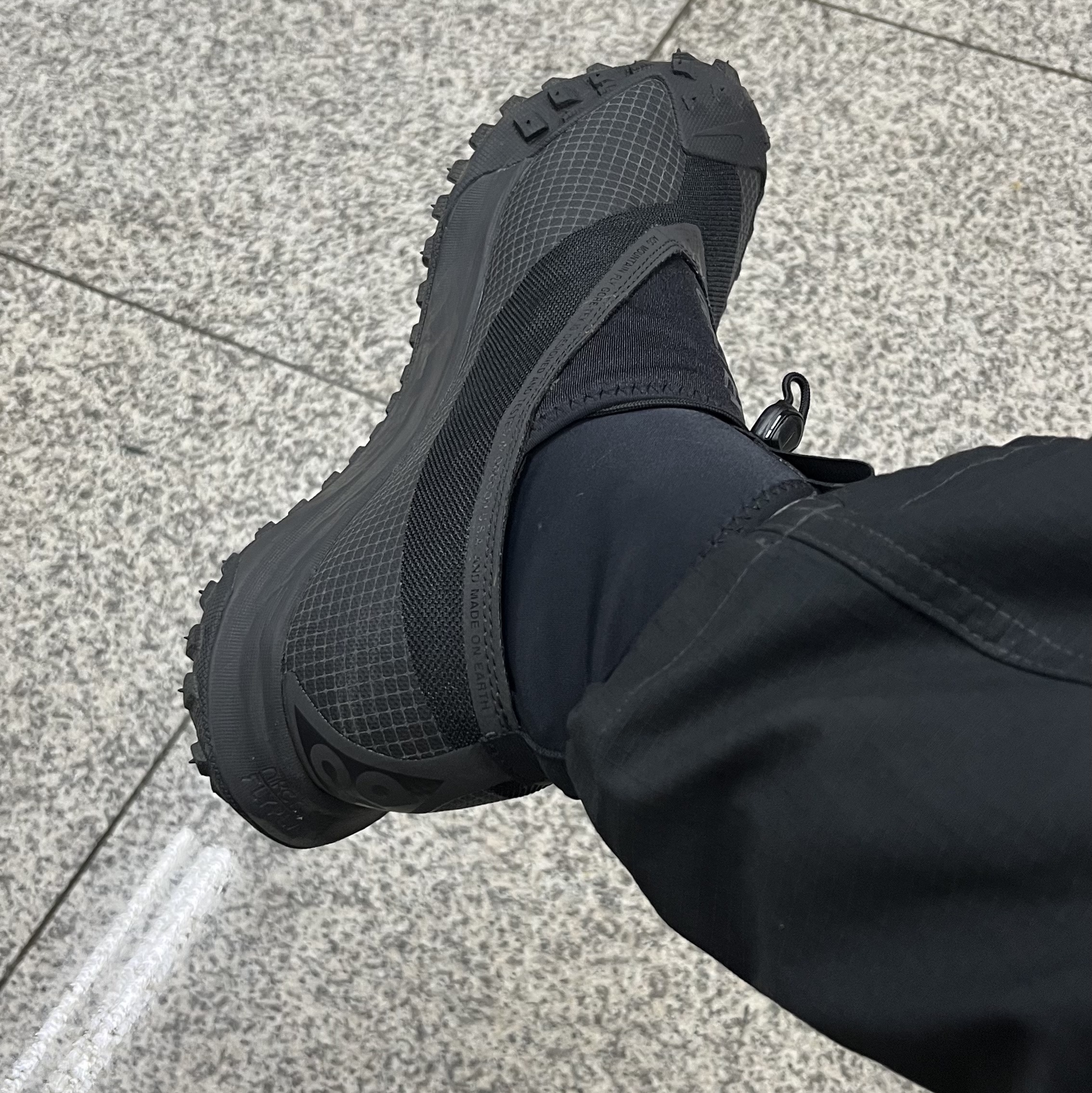 Nike ACG Mountain Fly Gore-Tex Black and Dark Grey 착용 스타일 - 1
