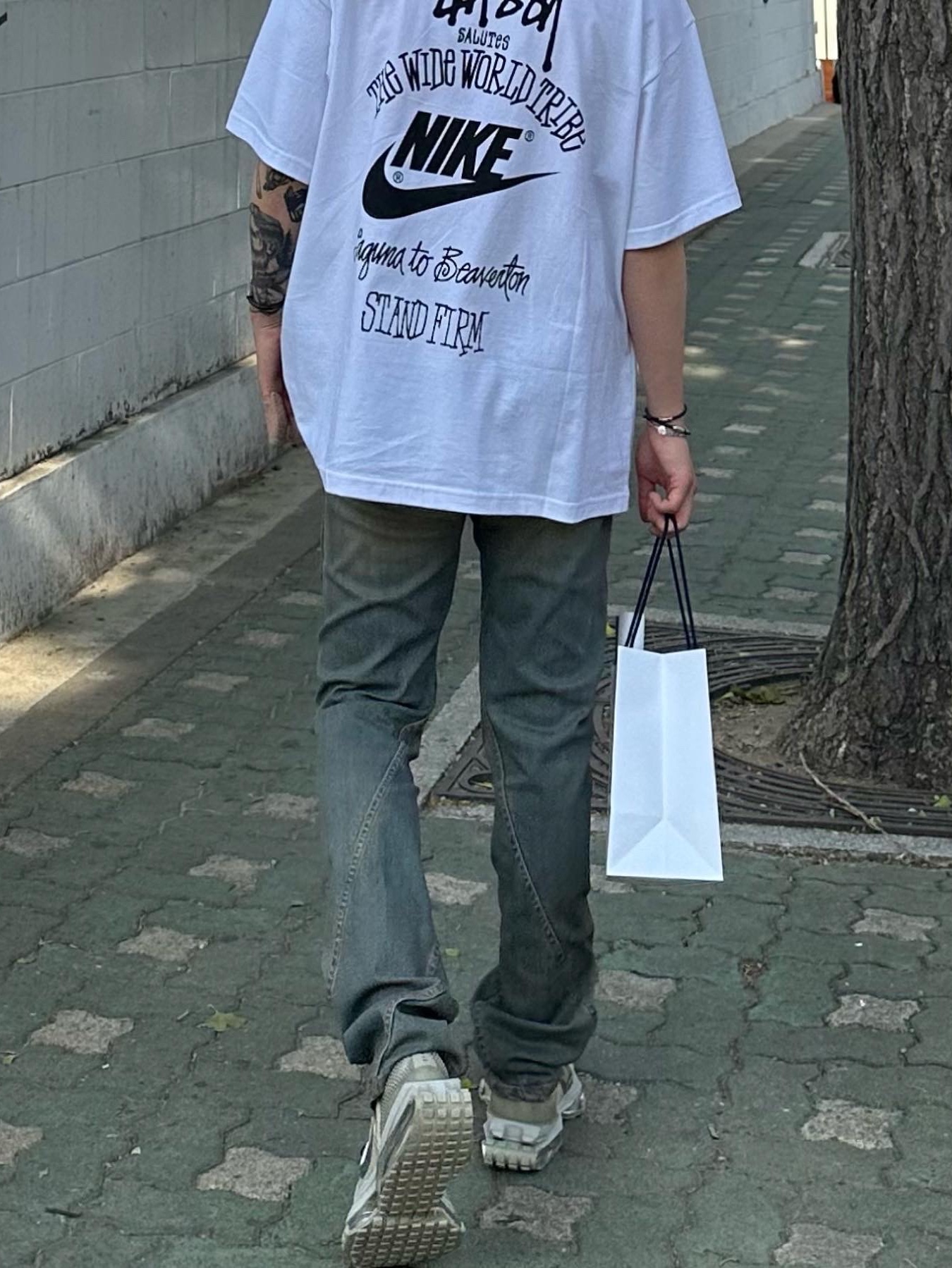 Nike x Stussy T-Shirt White (DV1774-100), Nike x Matthew M Williams Zoom 004 Stone 착용 스타일 - 1