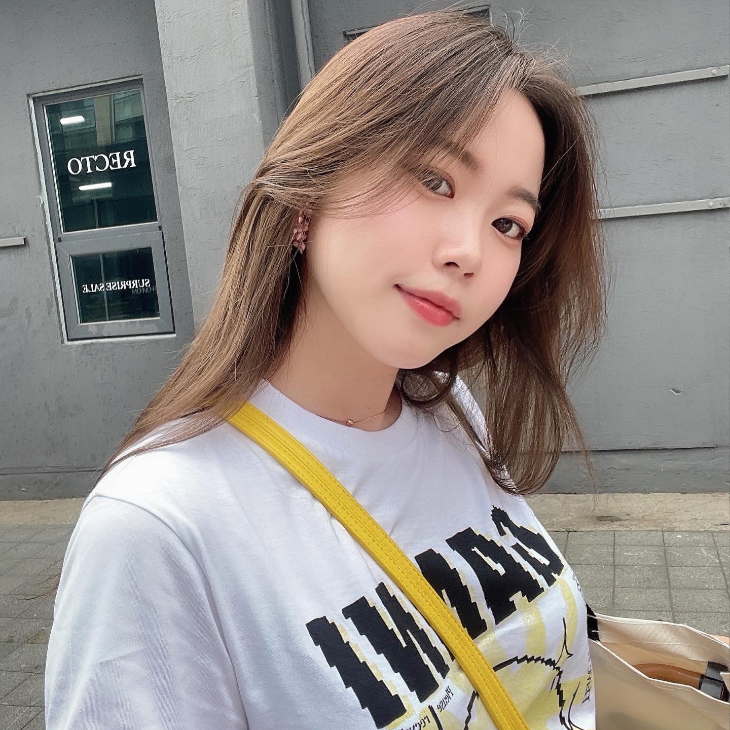 (W) Ganni Love Club T-Shirt Bright White Yellow 착용 스타일 - 2