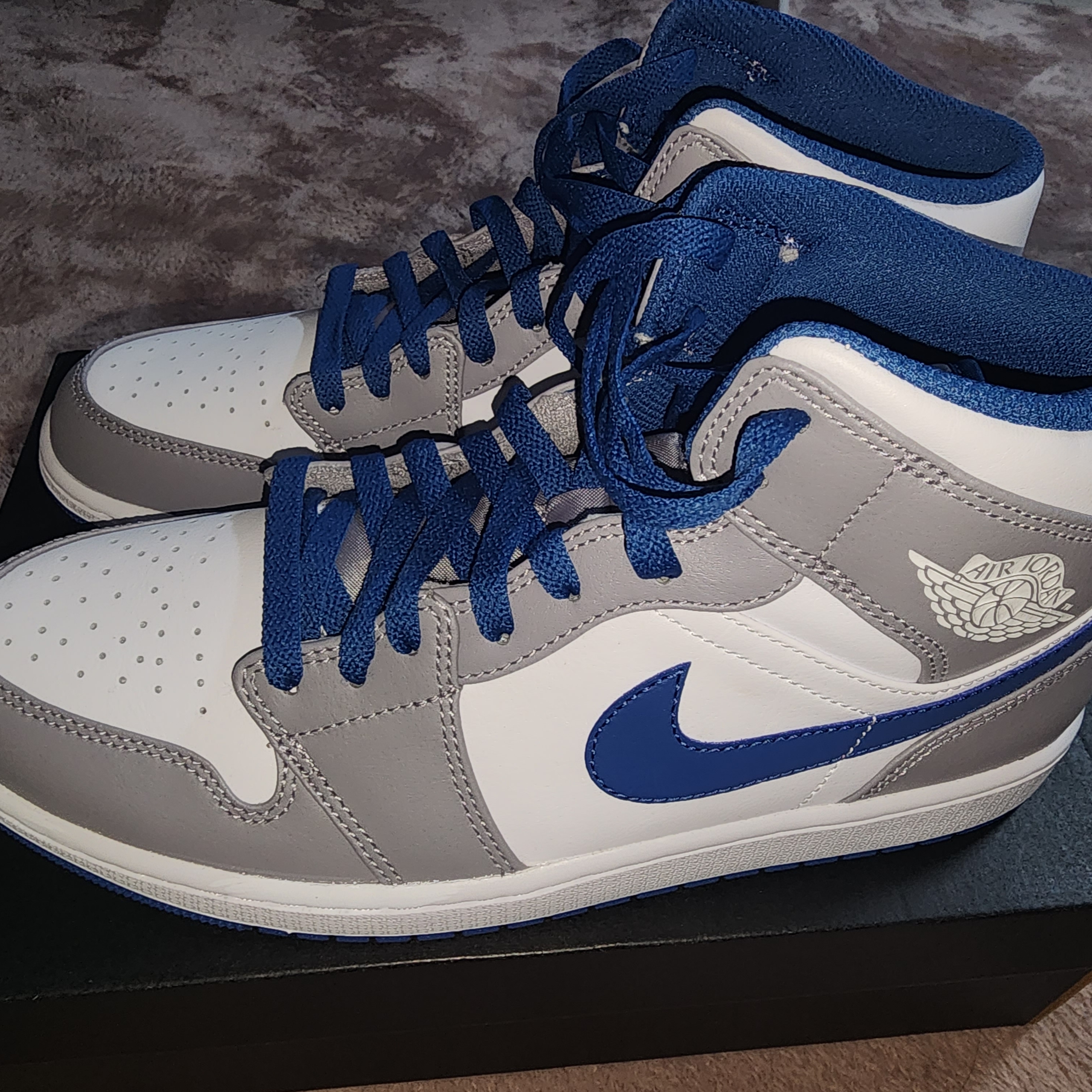 Jordan 1 Mid Cement Grey True Blue 착용 스타일