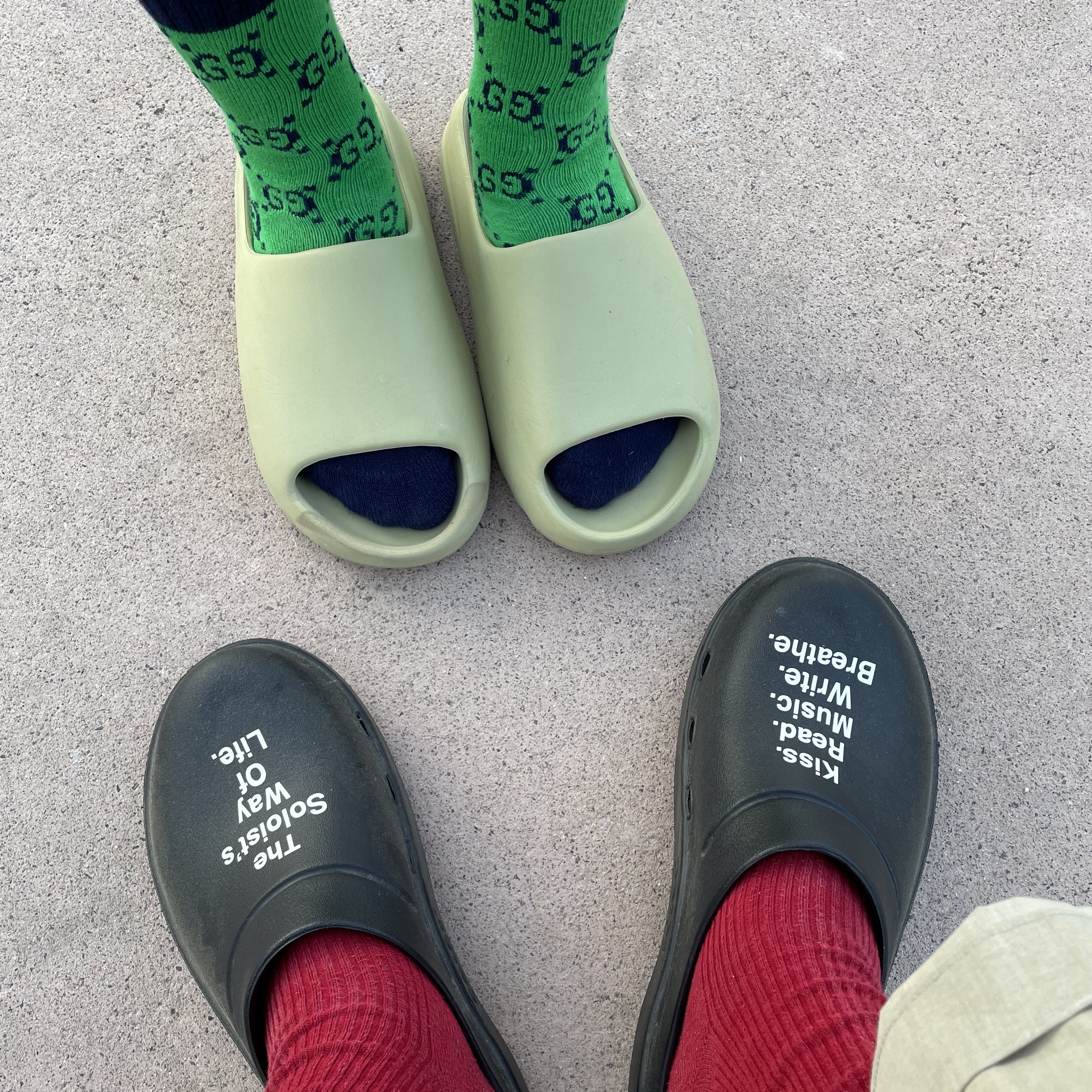 Oofos x Takahiromiyashita The Soloist The Soloist's Way Of Life Clog Black White, Adidas Yeezy Slide Resin 2022 착용 스타일