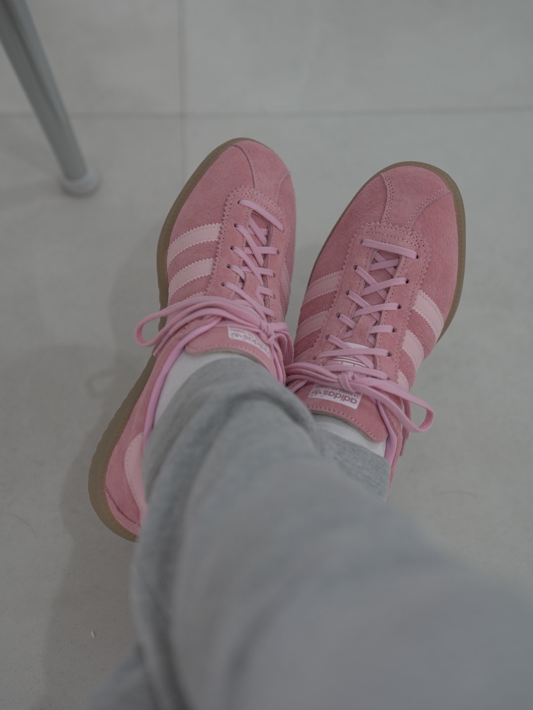 Adidas Bermuda Glow Pink 착용 스타일 - 2