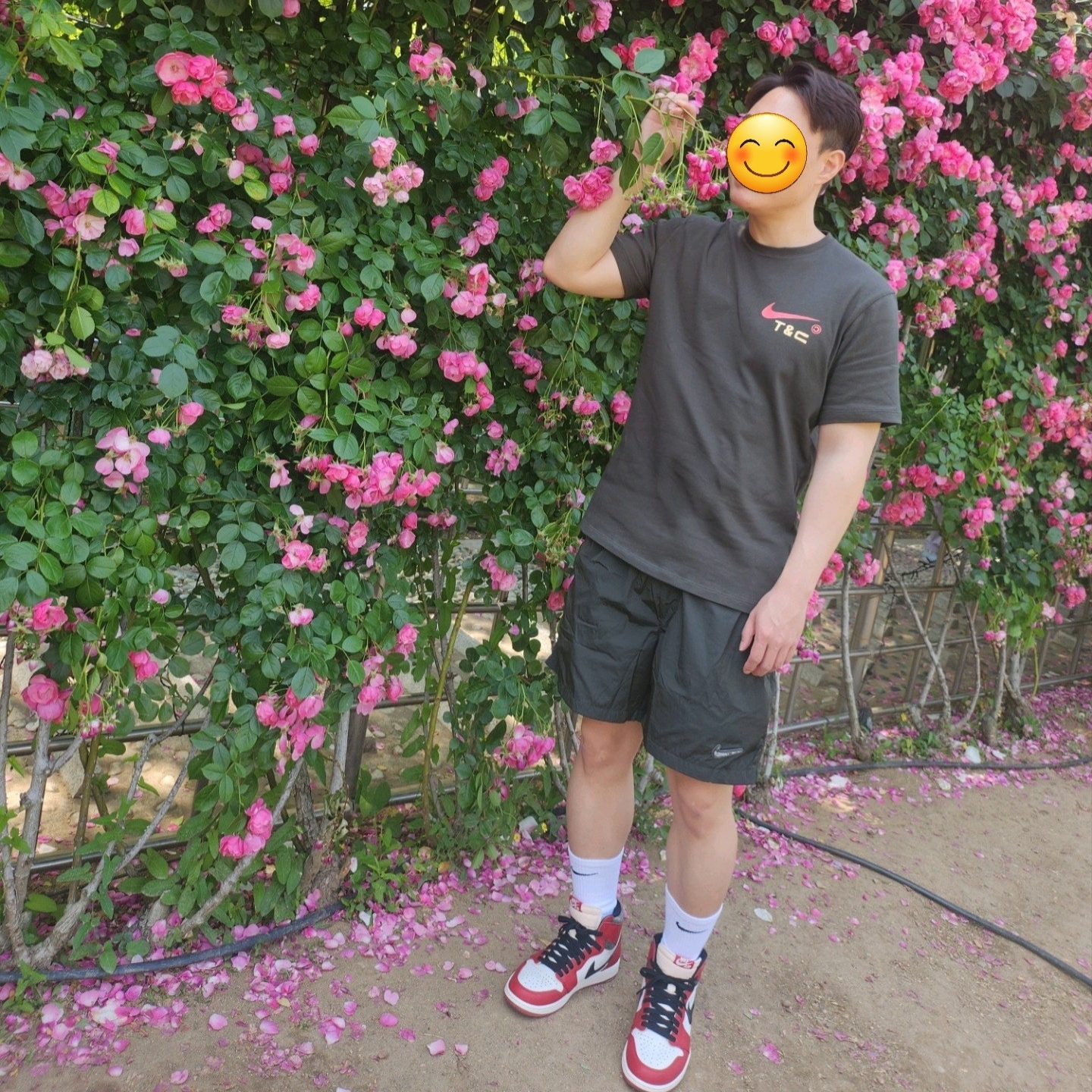 Nike x Drake Nocta Shorts Sequoia (DR2628-355), Nike x Drake Nocta x Cactus Plant Flea Market Souvenir Cactus T-Shirt Sequoia (DR2630-355) 착용 스타일 - 2