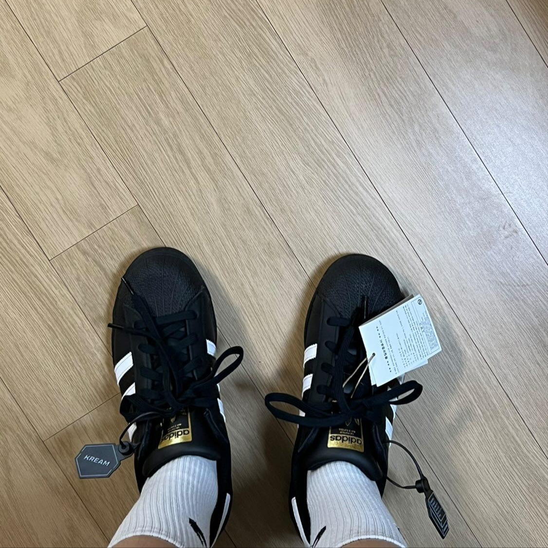아디다스 슈퍼스타 코어 블랙 화이트 착용 스타일 - 1