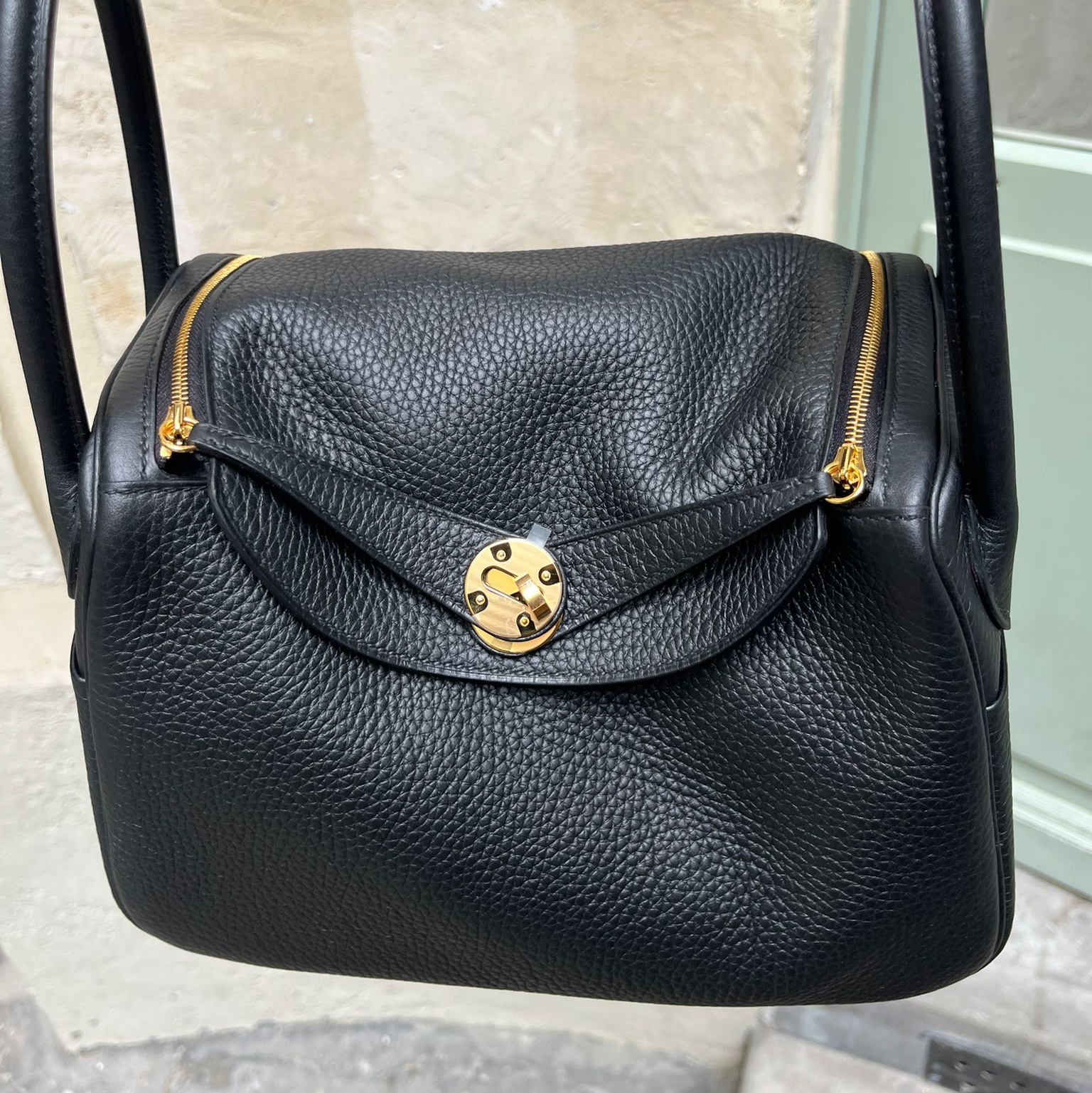 Hermes Lindy 26 Bag Clemence & Gold Noir 착용 스타일