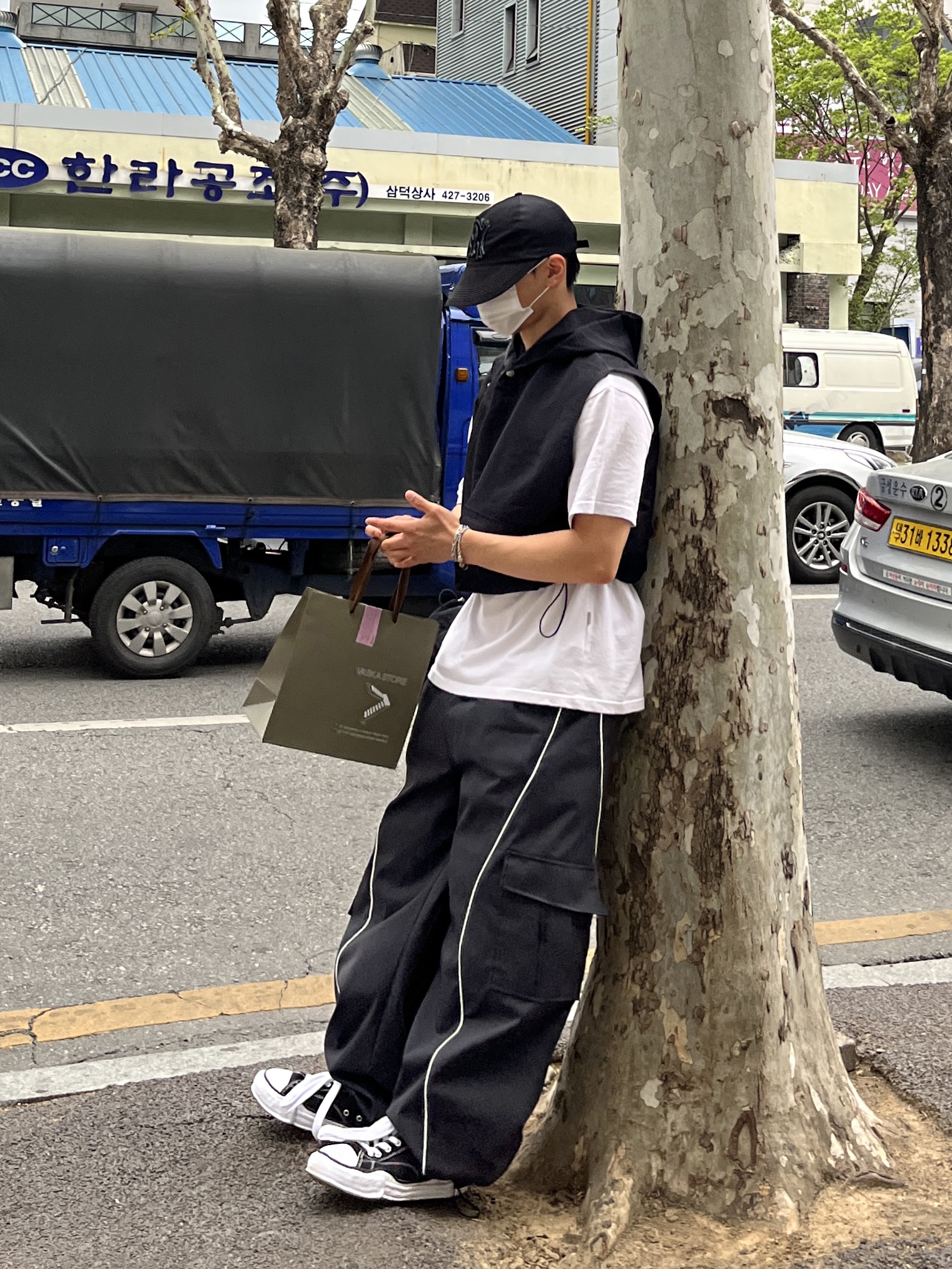Maison Mihara Yasuhiro Peterson OG Sole Canvas Low Sneakers Black 착용 스타일 - 3