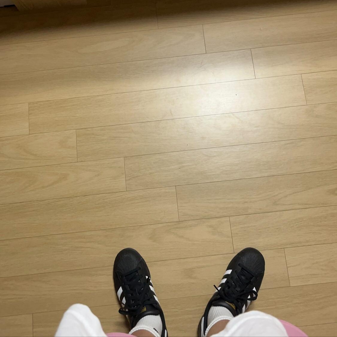 아디다스 슈퍼스타 코어 블랙 화이트 착용 스타일 - 3