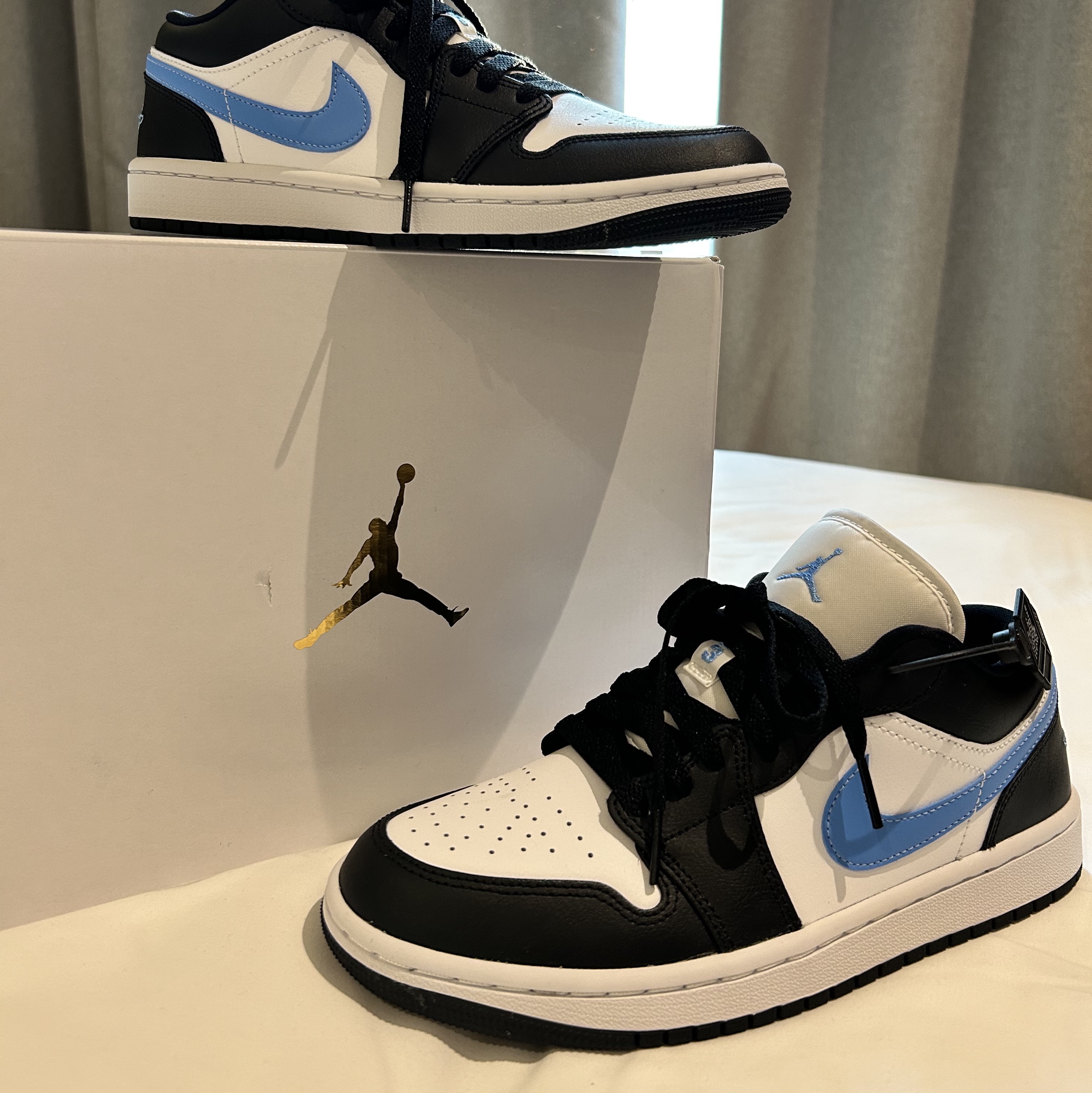 (W) Jordan 1 Low Black University Blue 착용 스타일 - 3